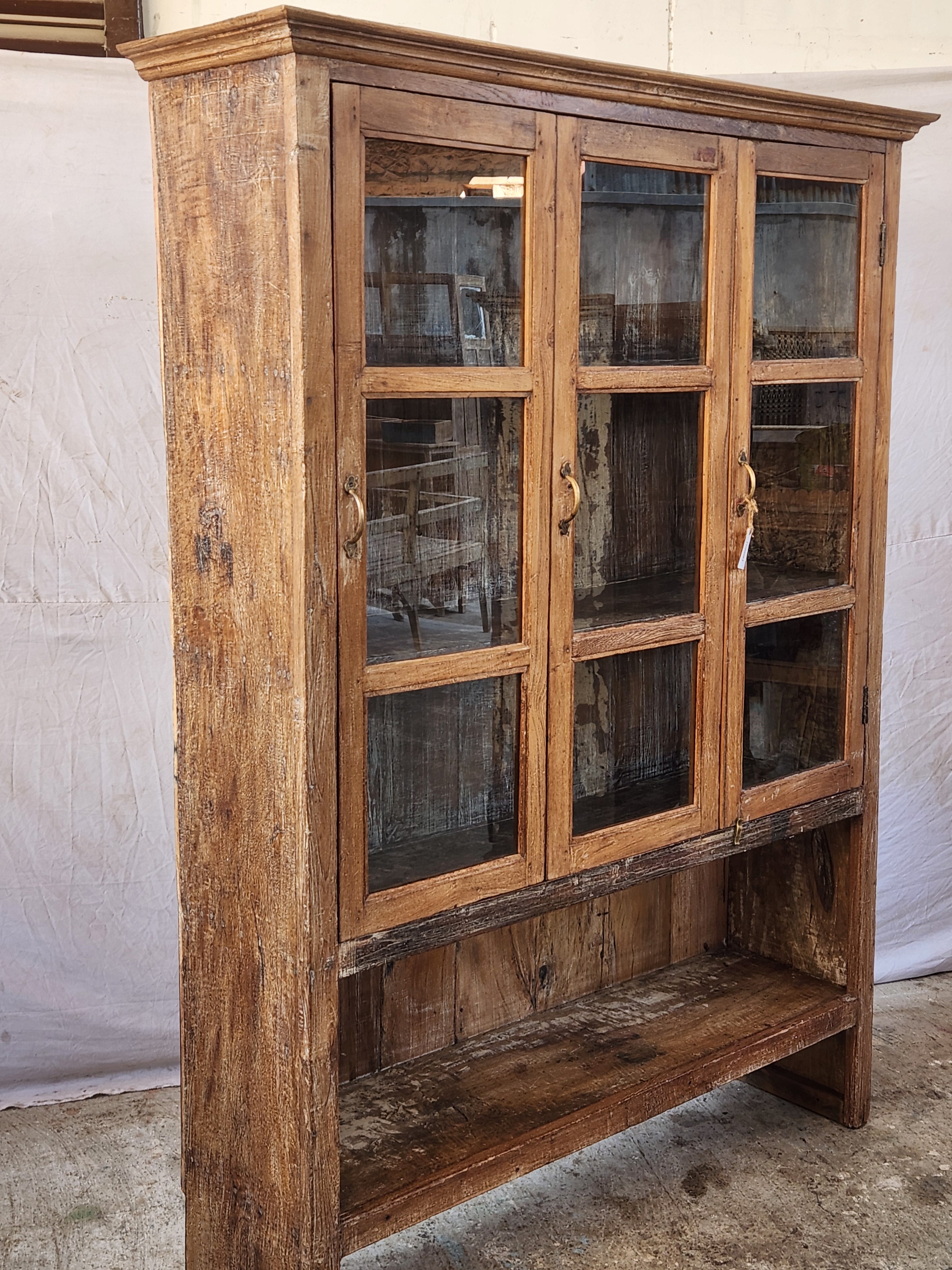 Grande vitrine ancienne en bois patiné avec partie basse ouverte