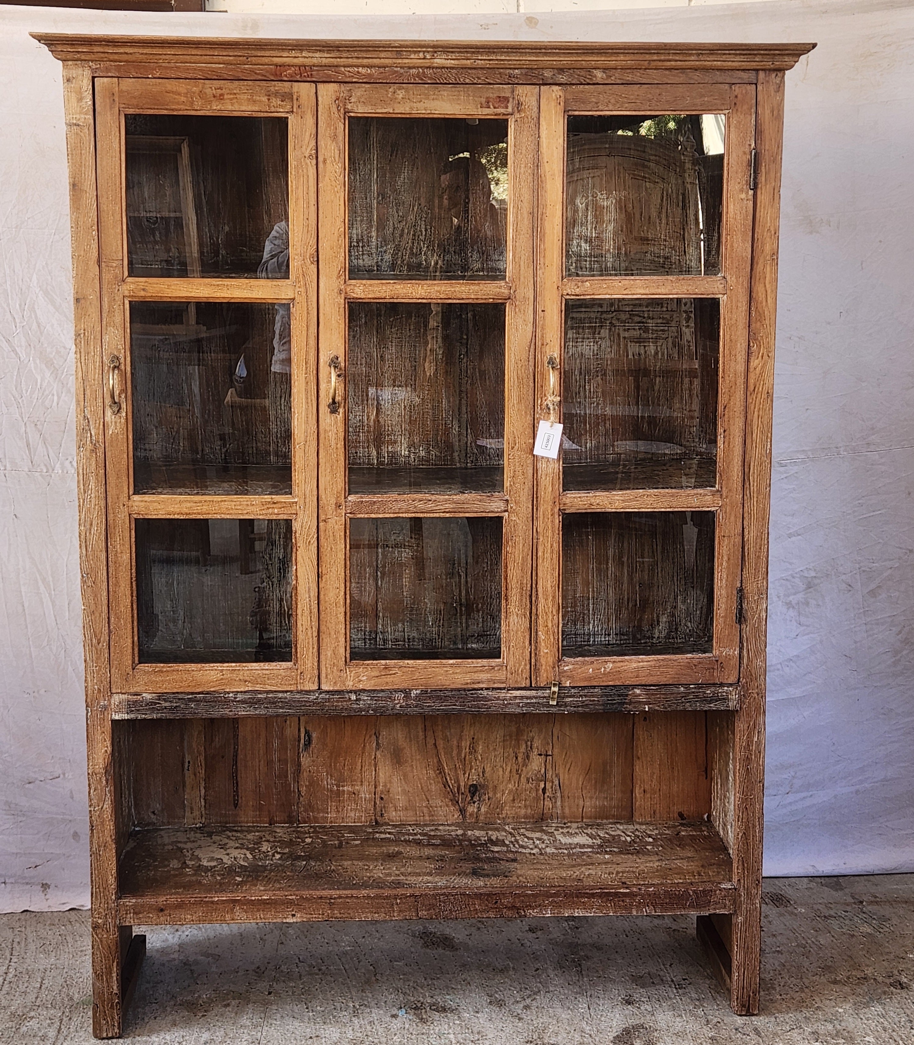 Grande vitrine ancienne en bois patiné avec partie basse ouverte