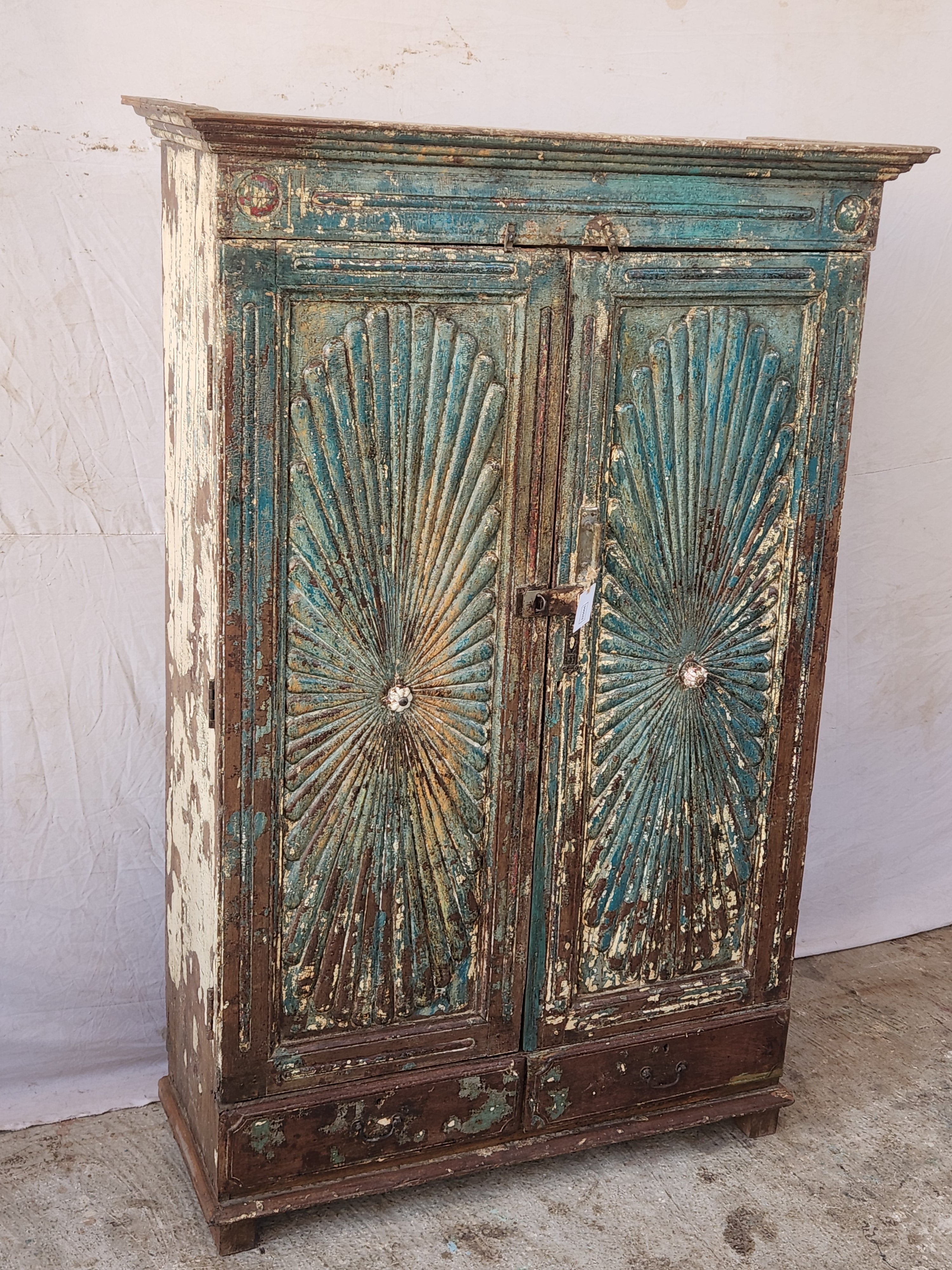 Armoire ancienne en bois sculpté patiné bleu