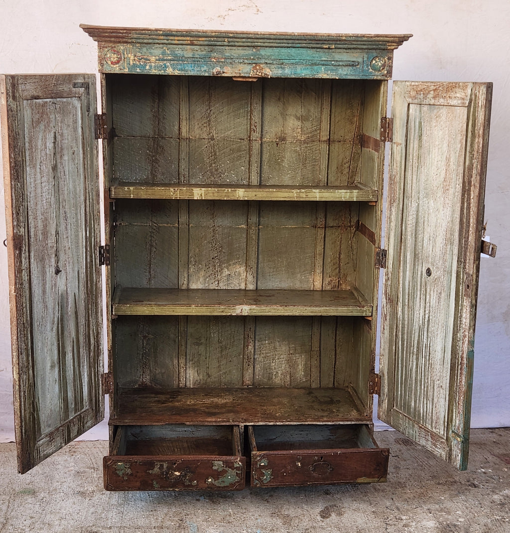 Armoire ancienne en bois sculpté patiné bleu