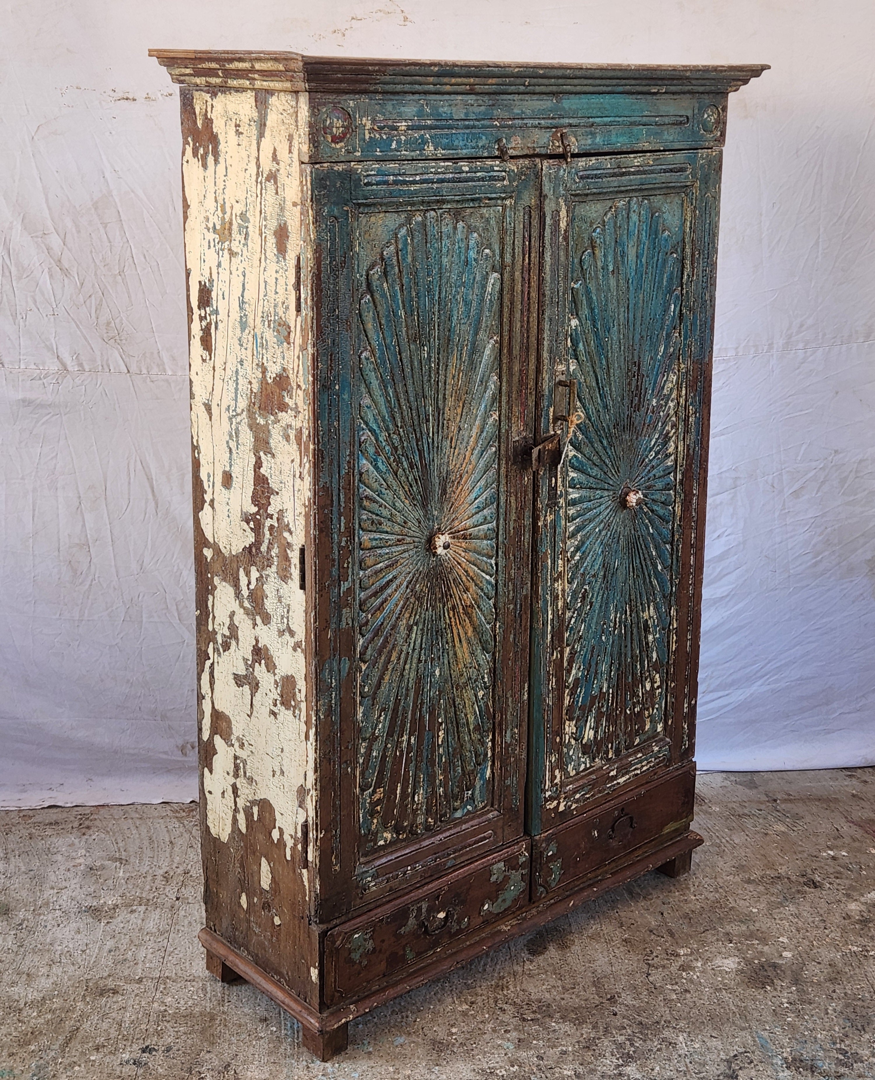 Armoire ancienne en bois sculpté patiné bleu