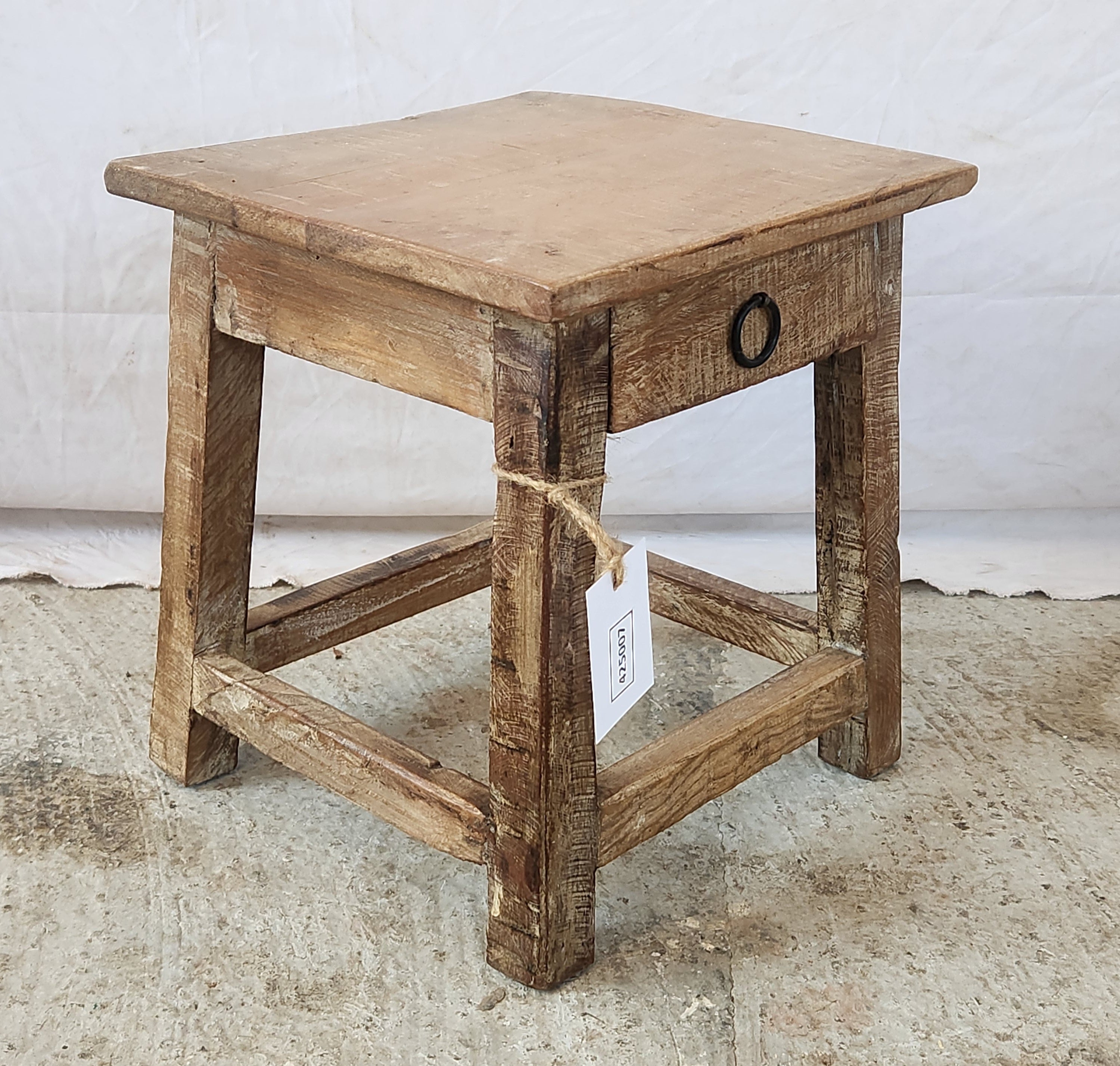 Tabouret ancien en bois avec tiroir intégré