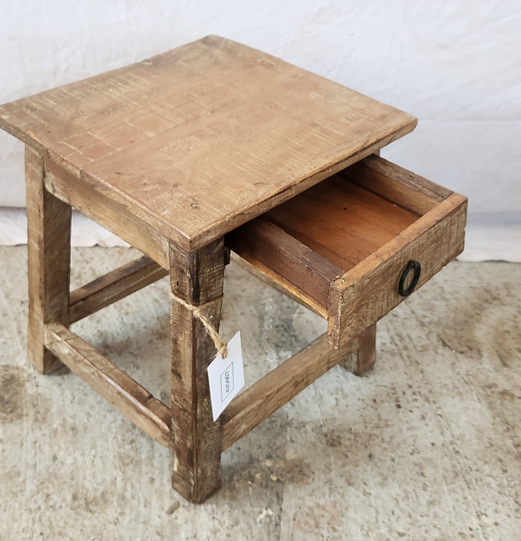 Tabouret ancien en bois avec tiroir intégré