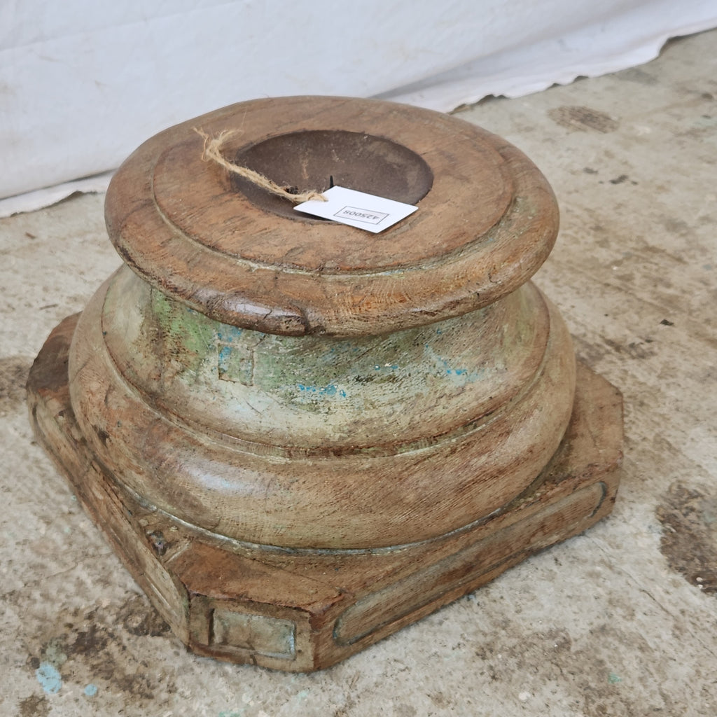 Bougeoir ancien en bois sculpté patiné