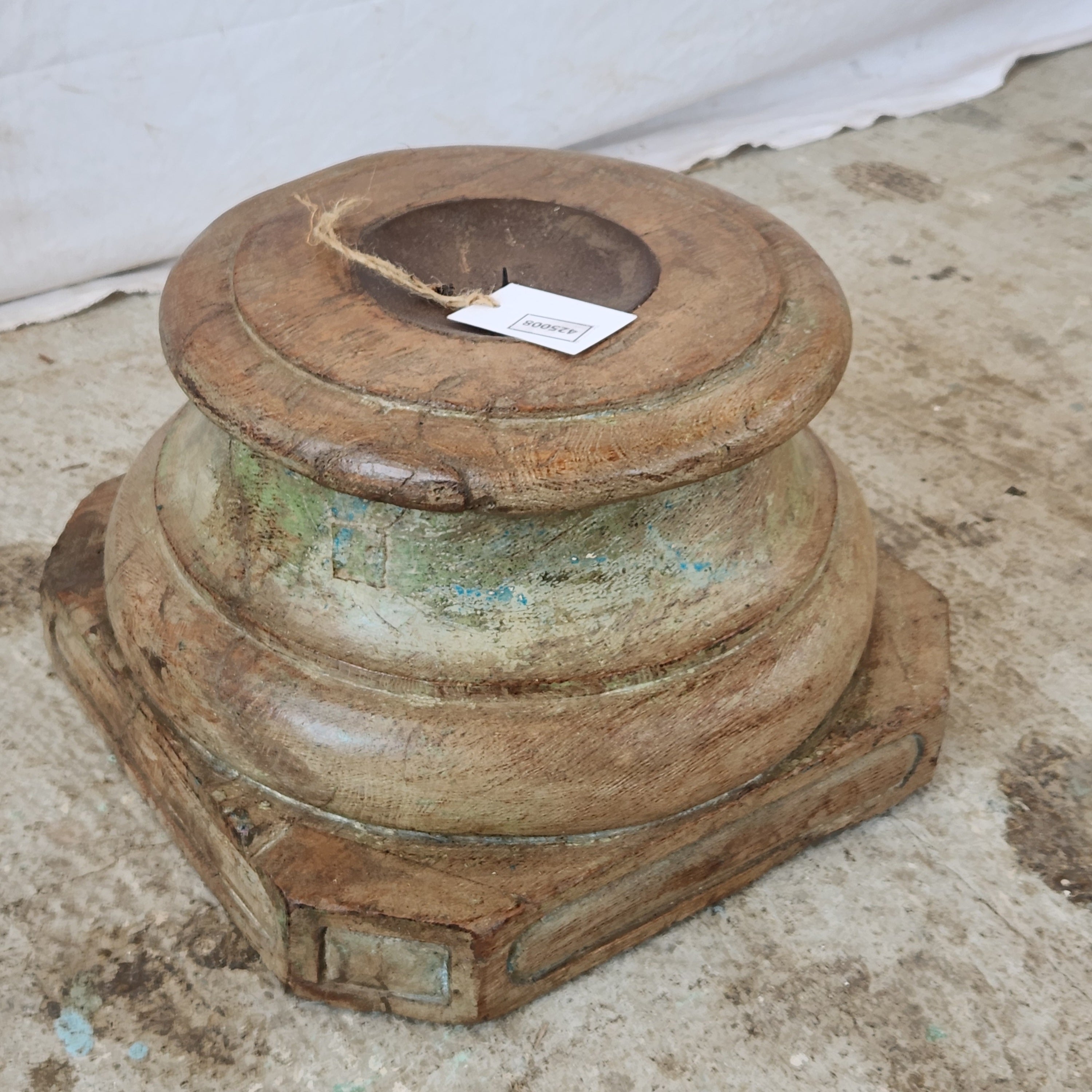 Bougeoir ancien en bois sculpté patiné