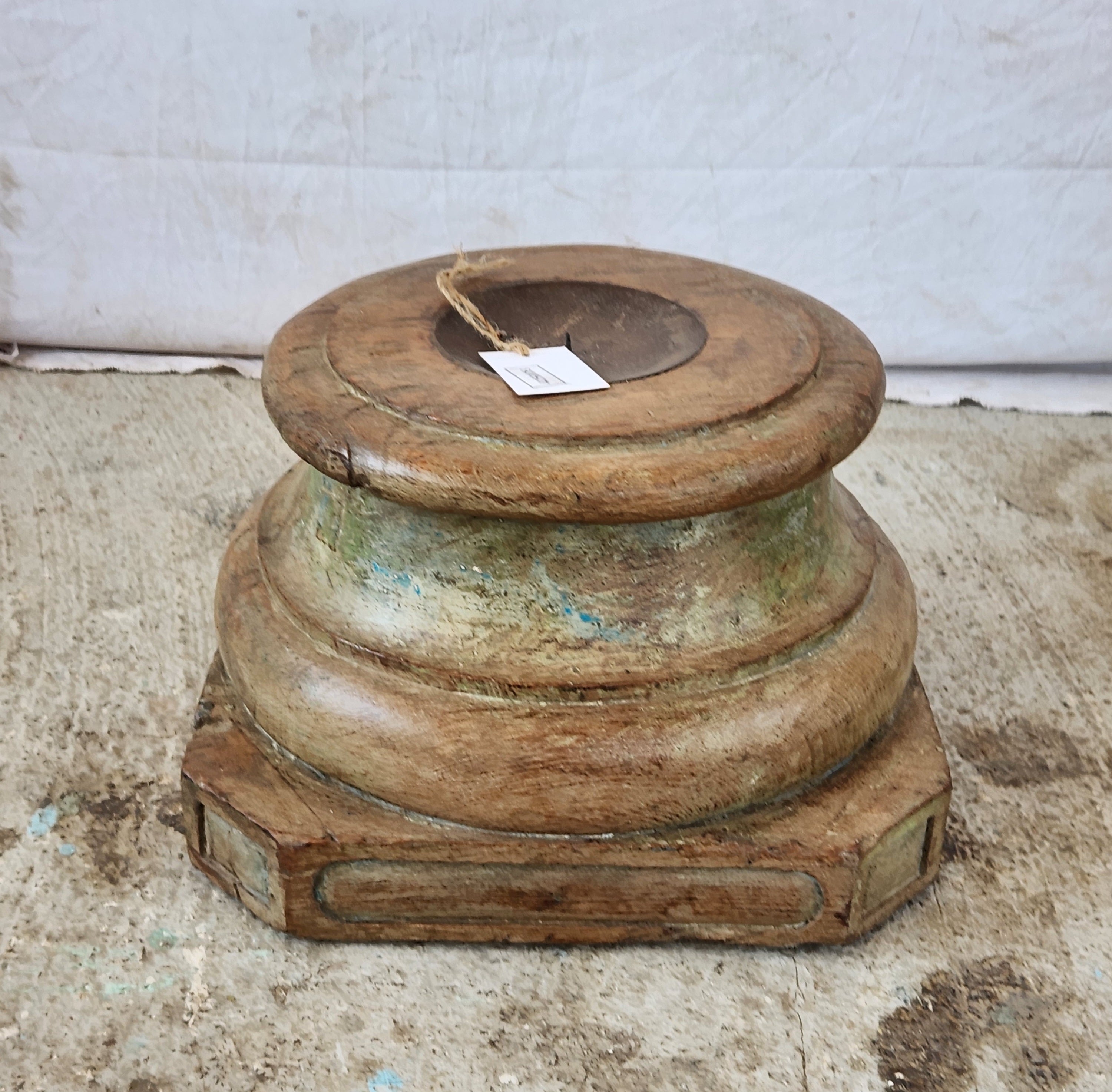 Bougeoir ancien en bois sculpté patiné