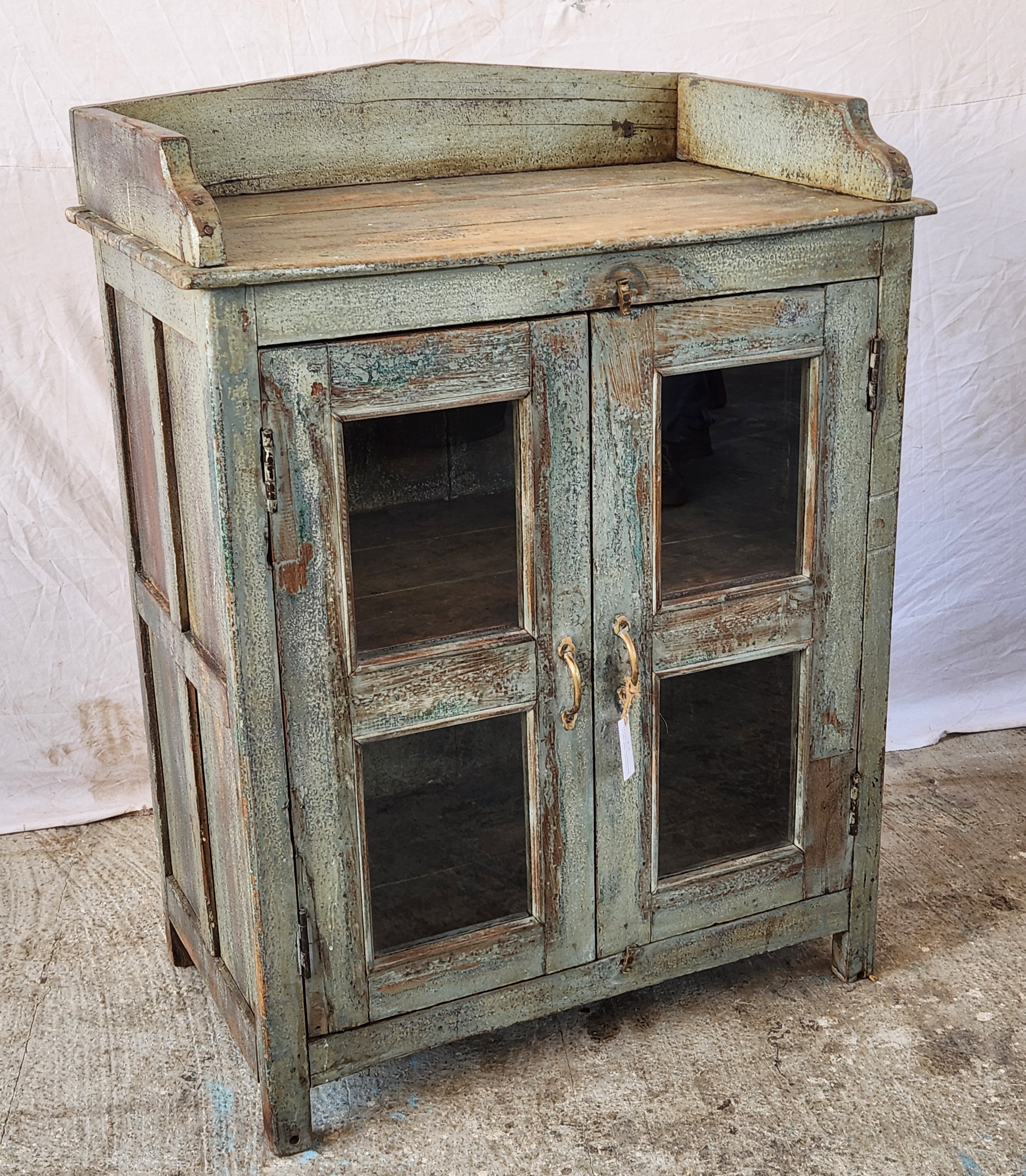 Vitrine ancienne en bois patiné avec galerie