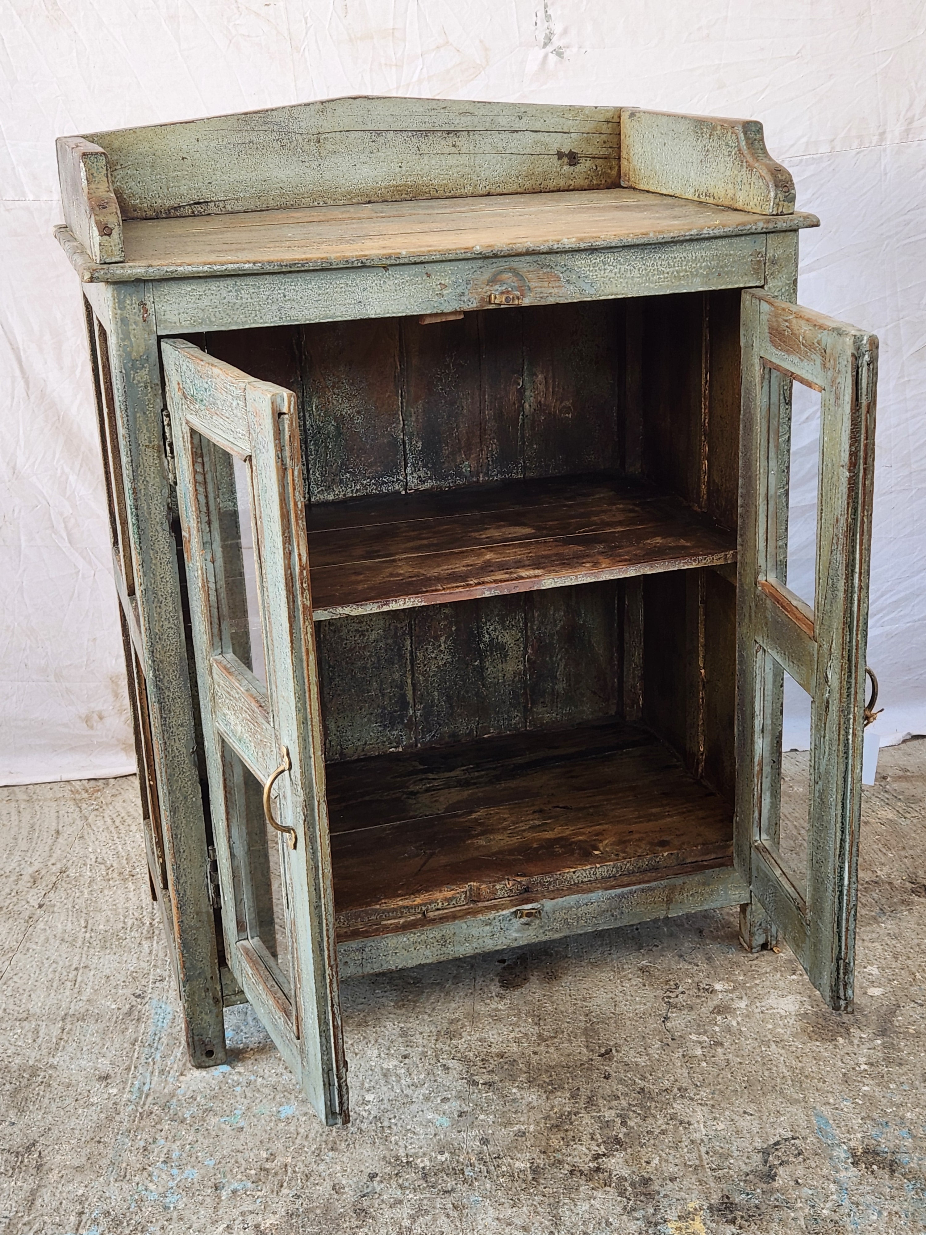 Vitrine ancienne en bois patiné avec galerie