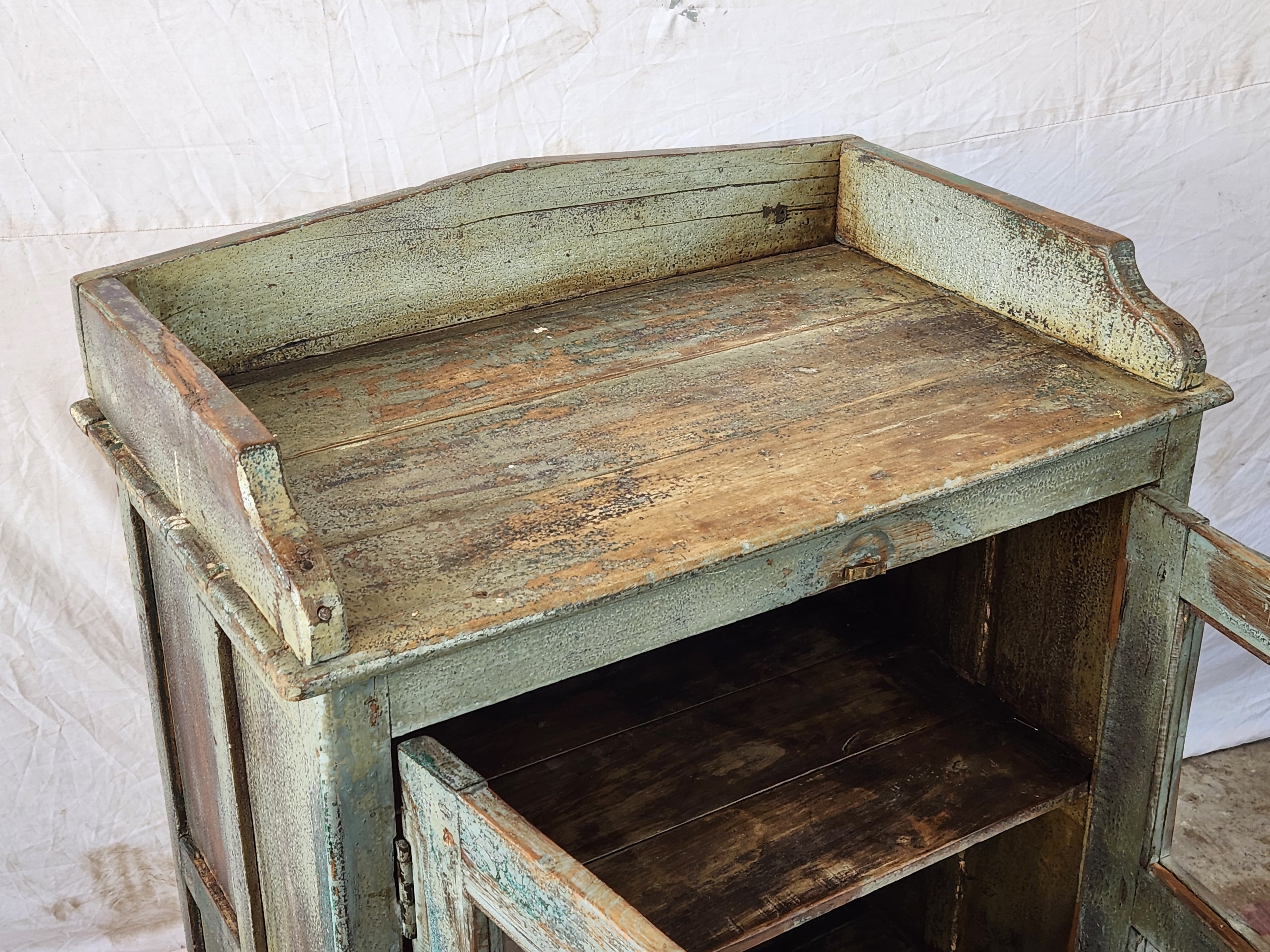 Vitrine ancienne en bois patiné avec galerie