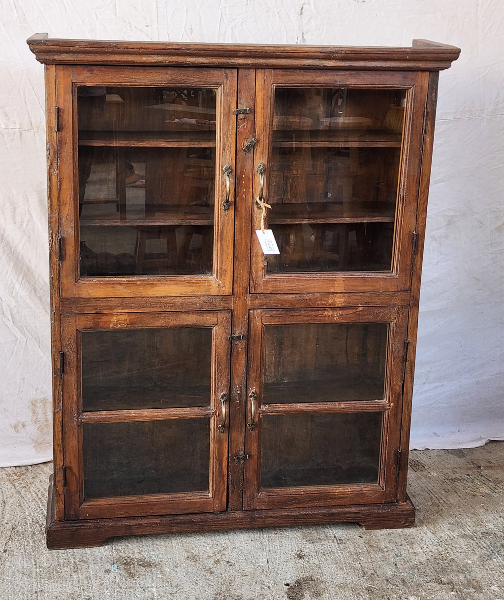 Vitrine ancienne en bois patiné à quatre portes vitrées
