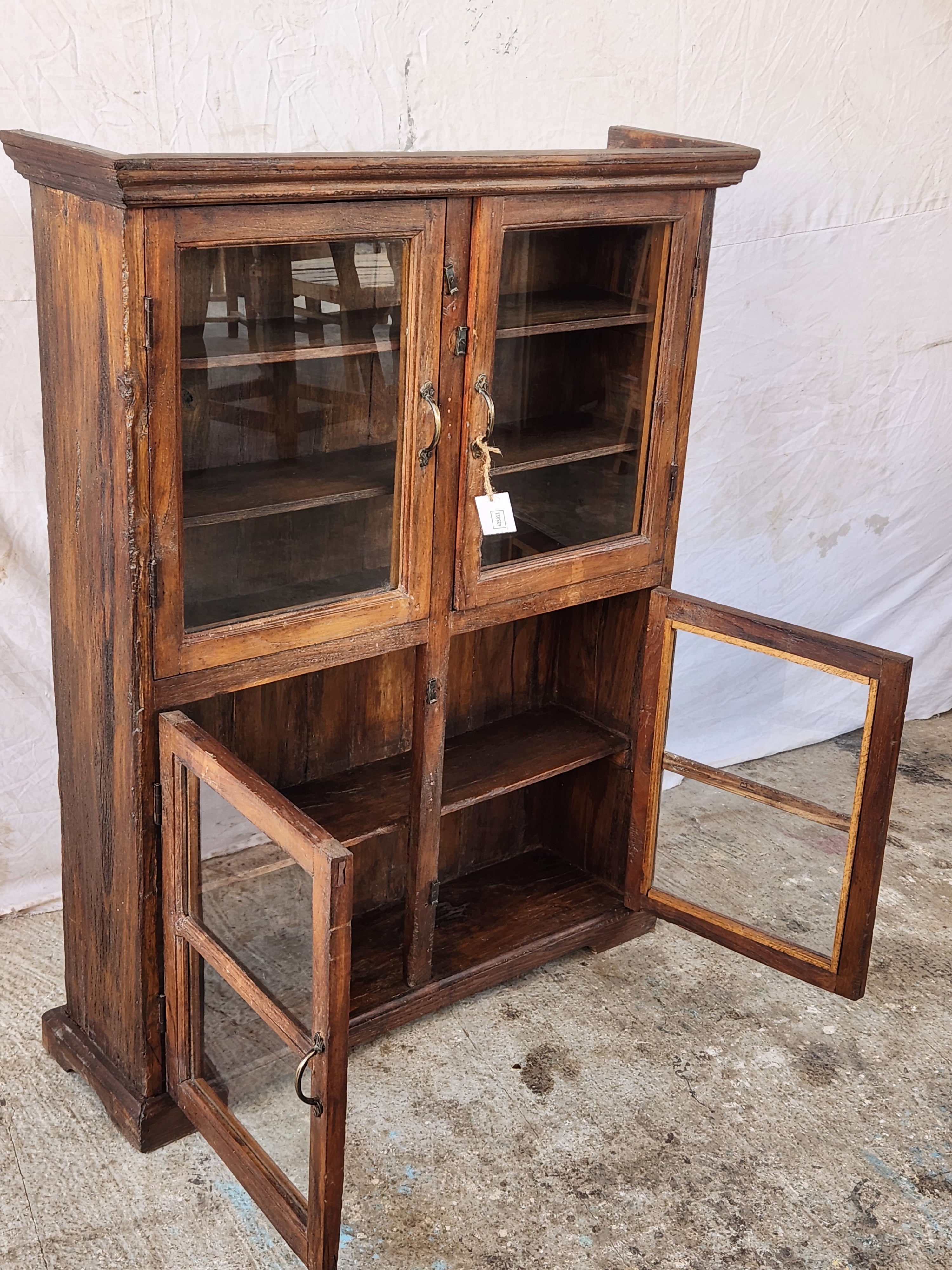 Vitrine ancienne en bois patiné à quatre portes vitrées