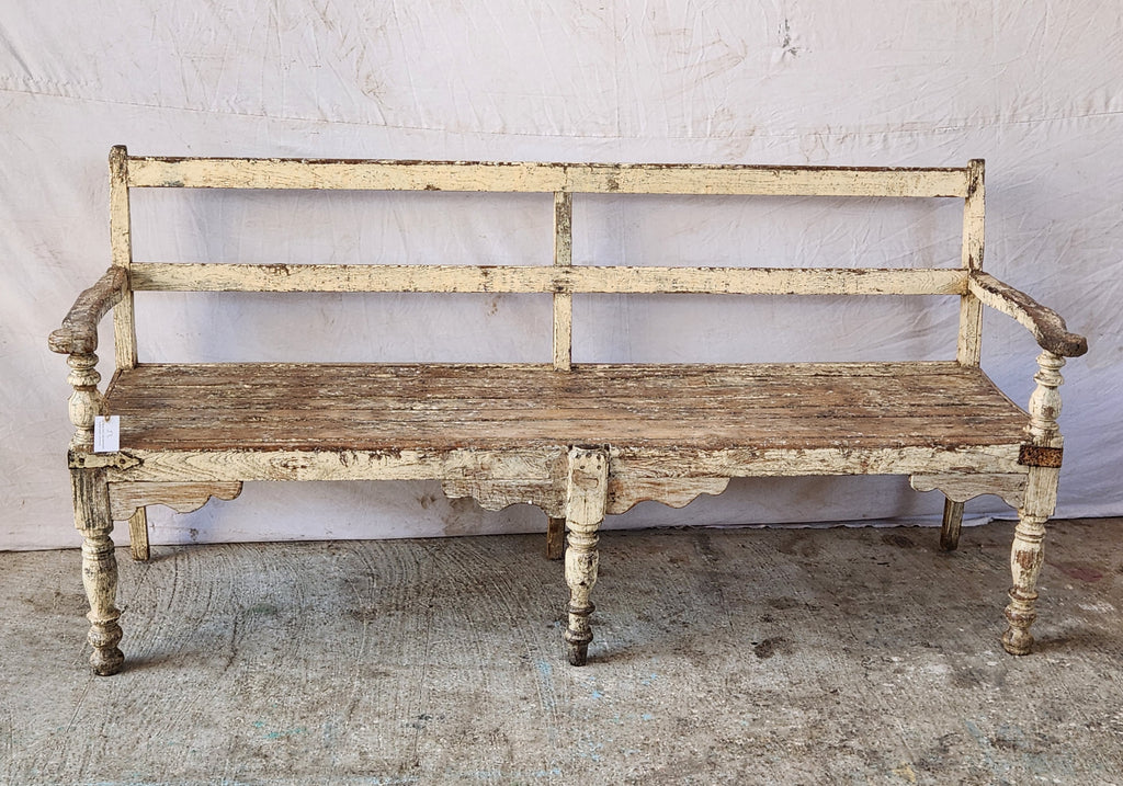 Grand banc ancien en bois patiné avec dossier