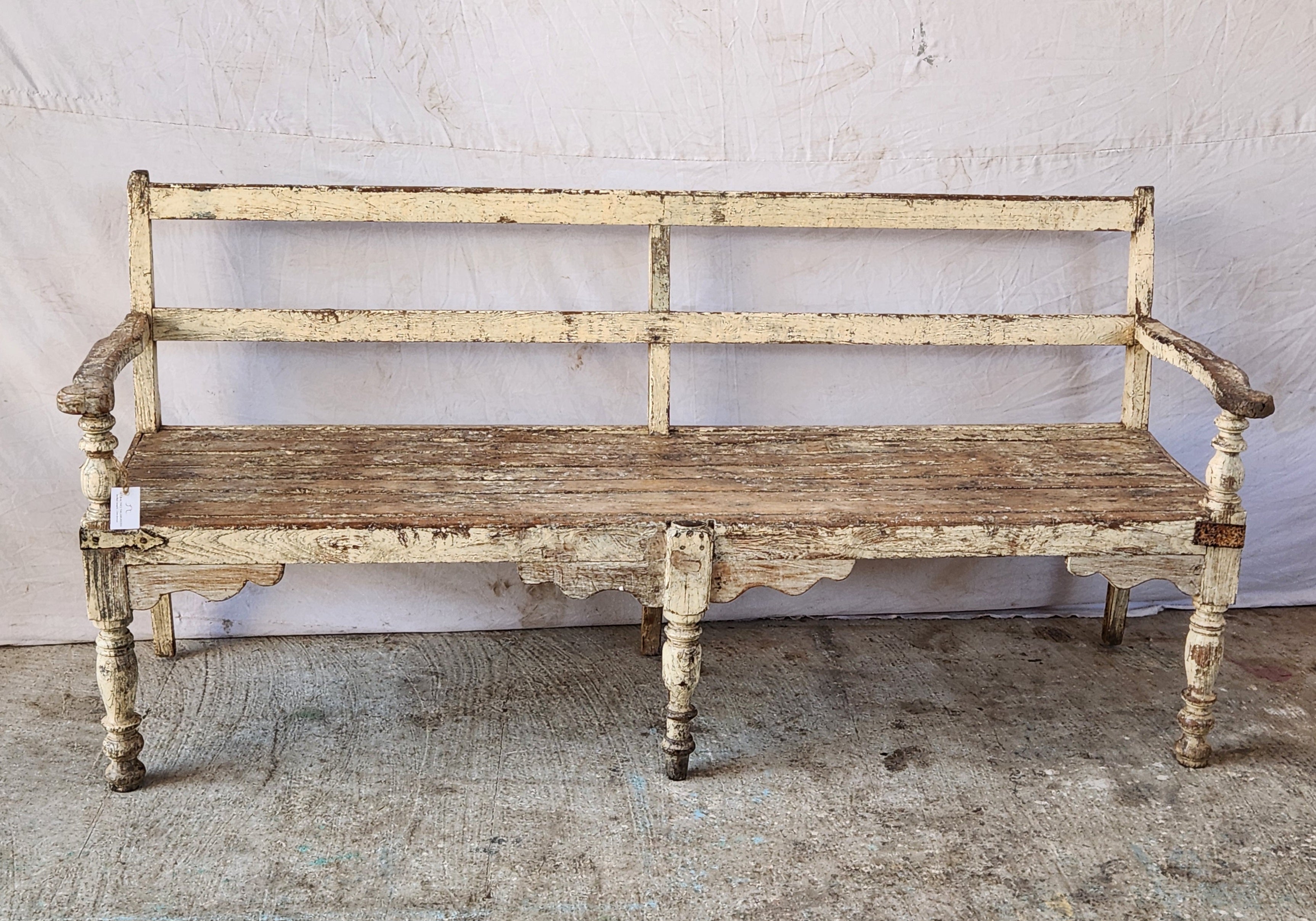 Grand banc ancien en bois patiné avec dossier