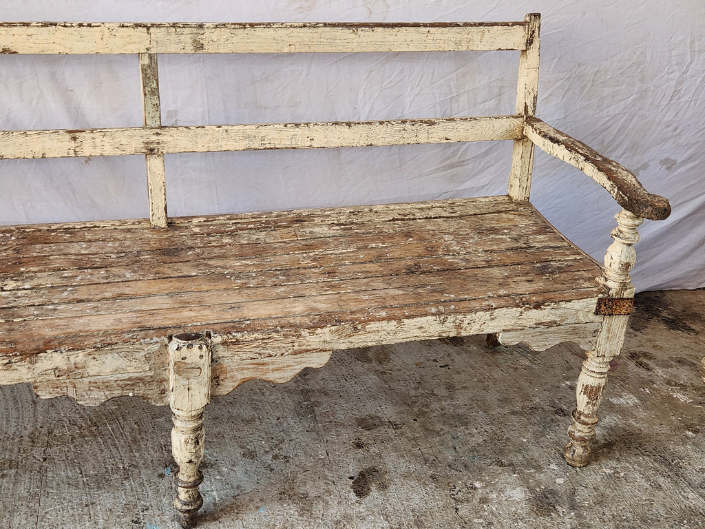 Grand banc ancien en bois patiné avec dossier