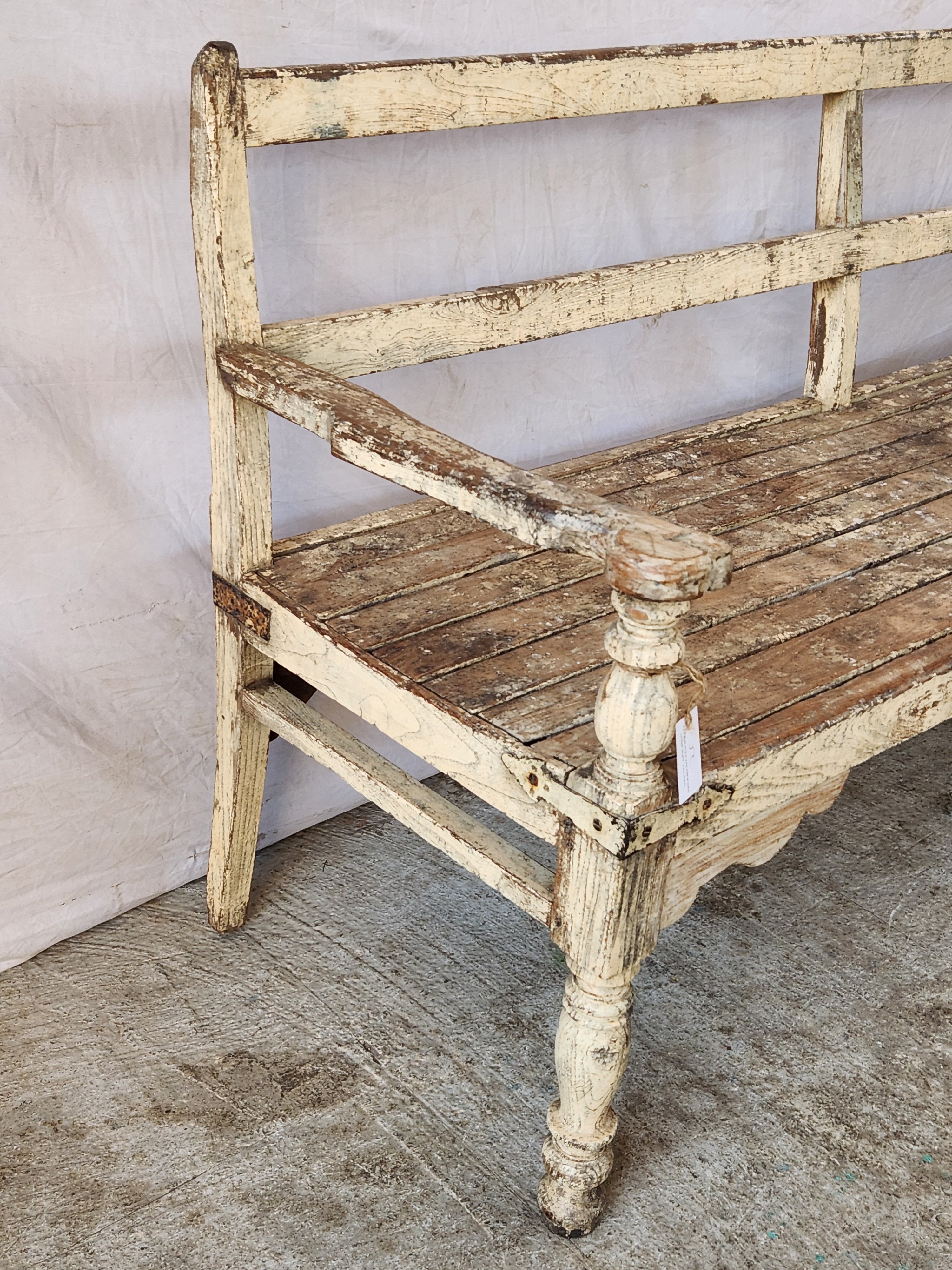 Grand banc ancien en bois patiné avec dossier