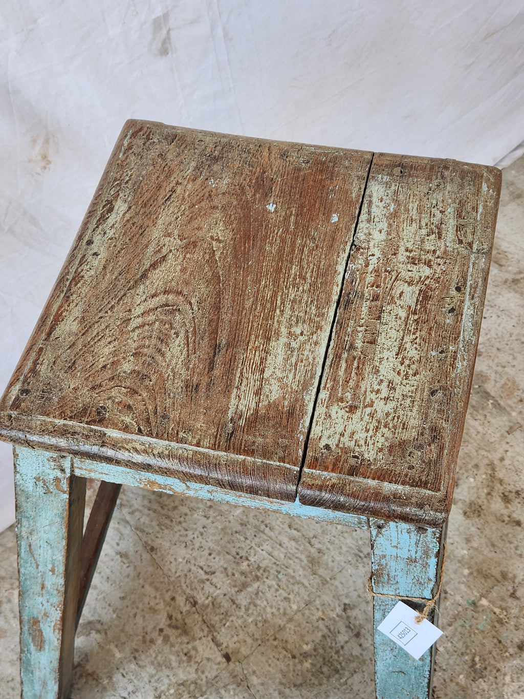 Escabeau ancien en bois patiné détourné en tabouret