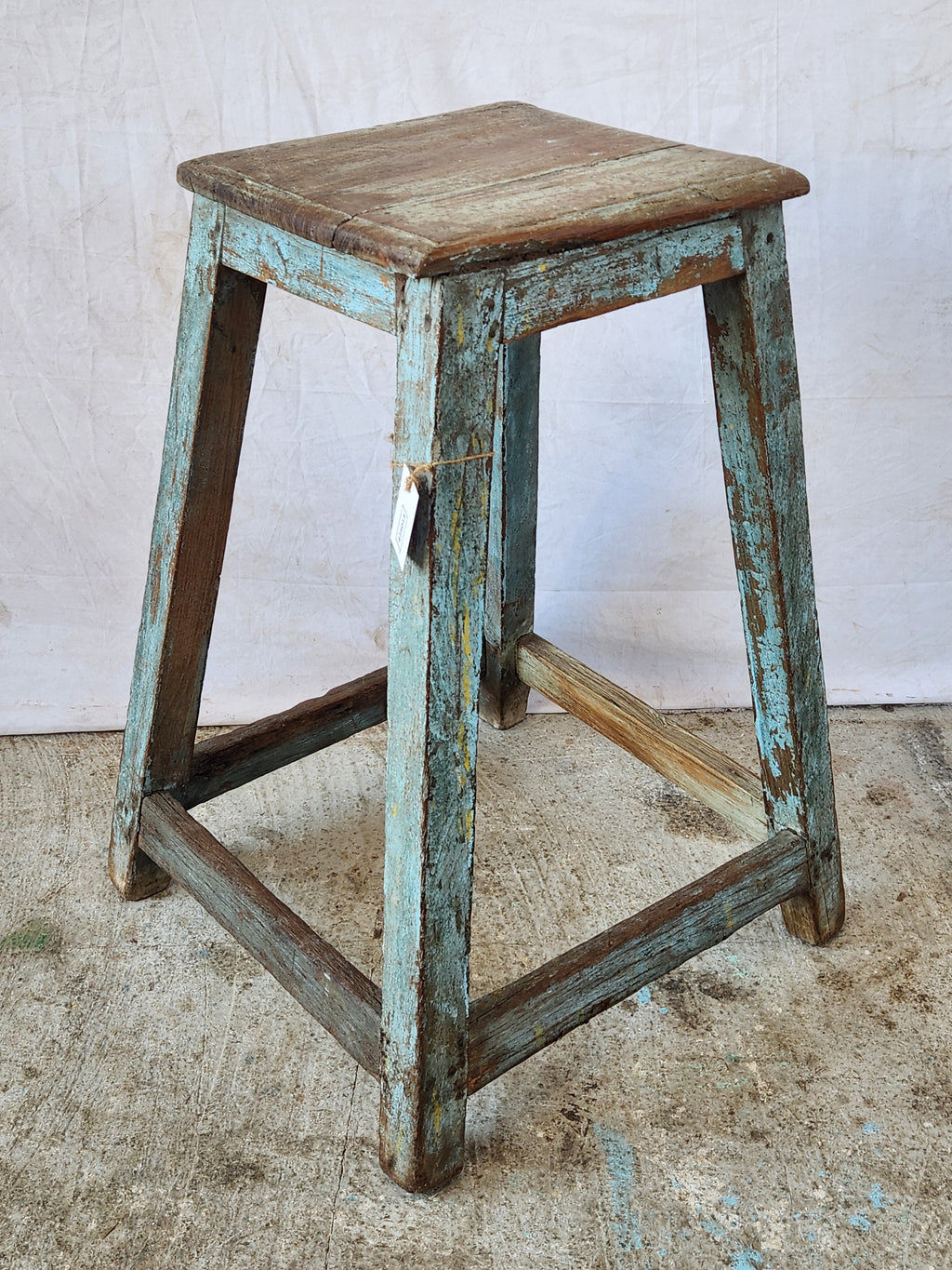 Escabeau ancien en bois patiné détourné en tabouret