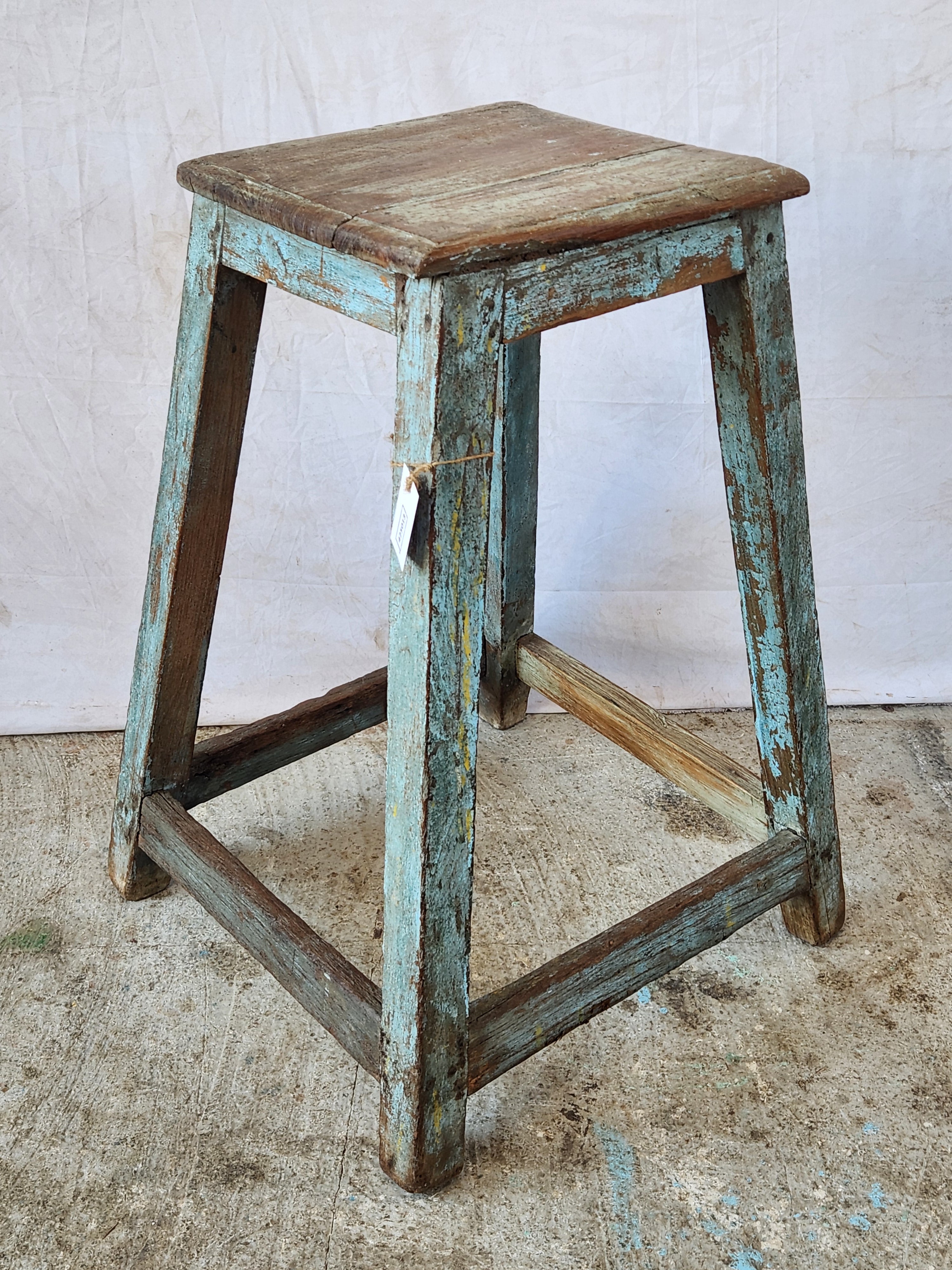 Escabeau ancien en bois patiné détourné en tabouret