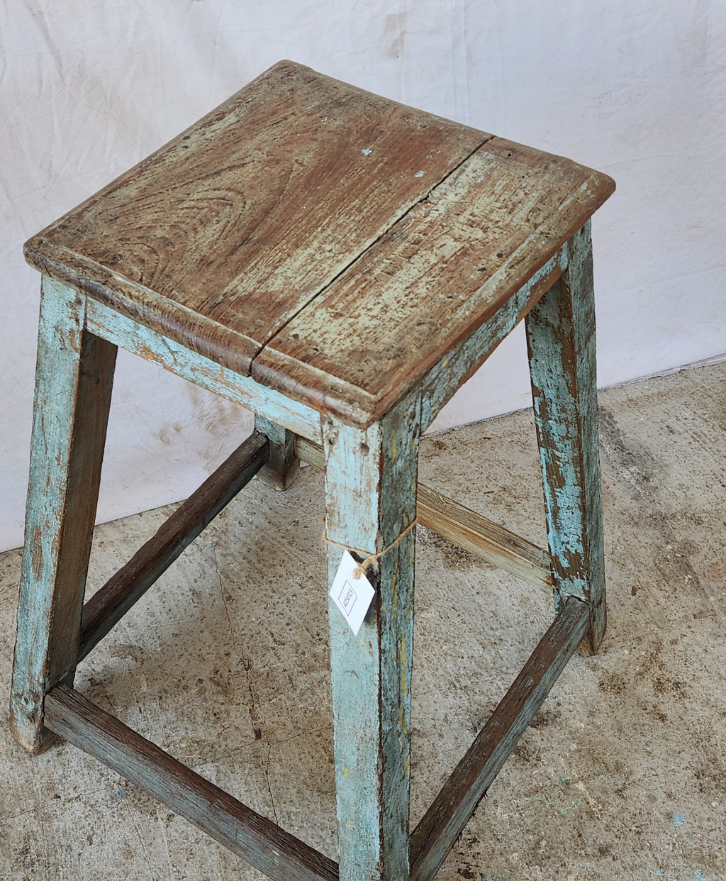 Escabeau ancien en bois patiné détourné en tabouret