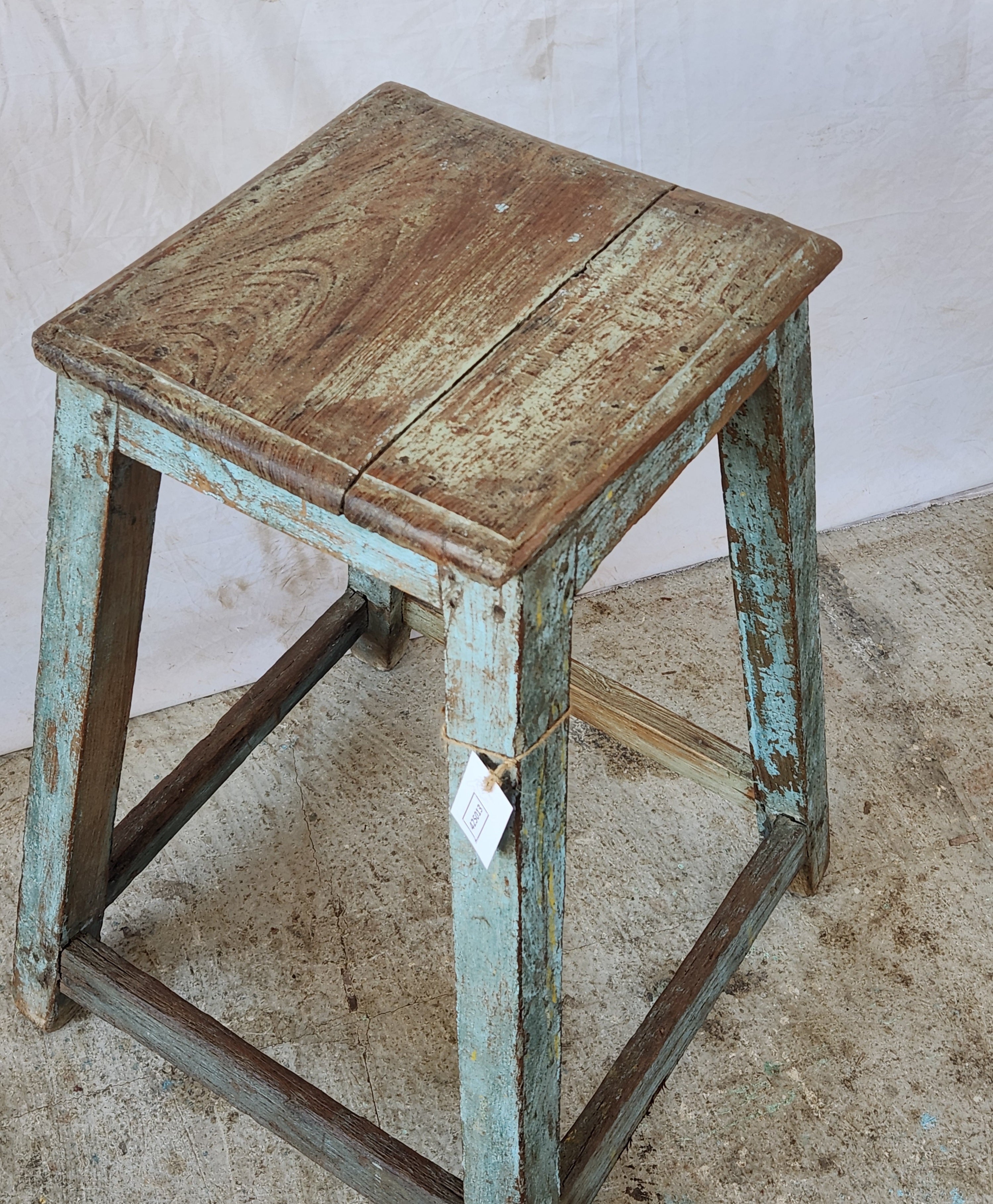 Escabeau ancien en bois patiné détourné en tabouret