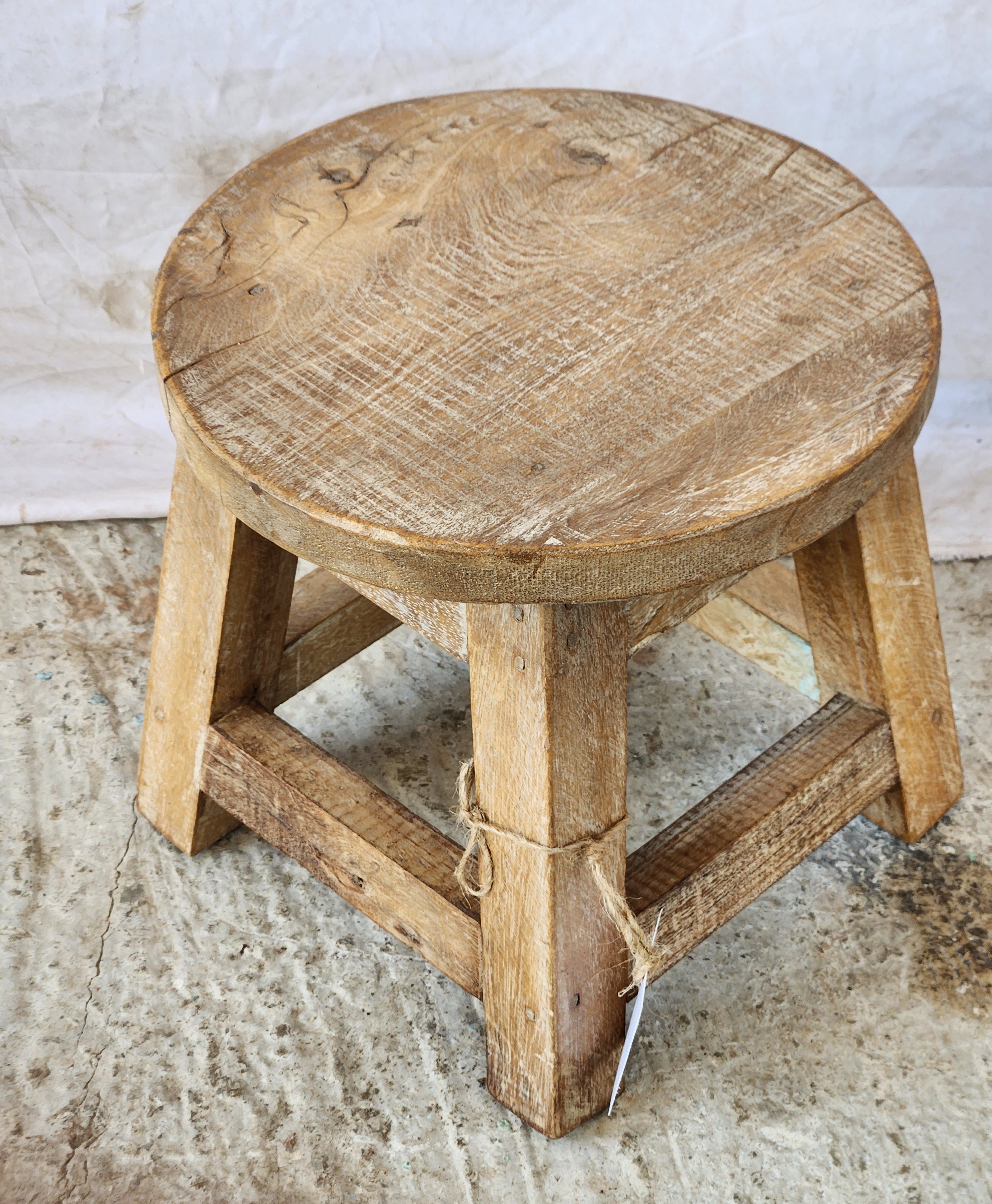Tabouret ancien en bois massif