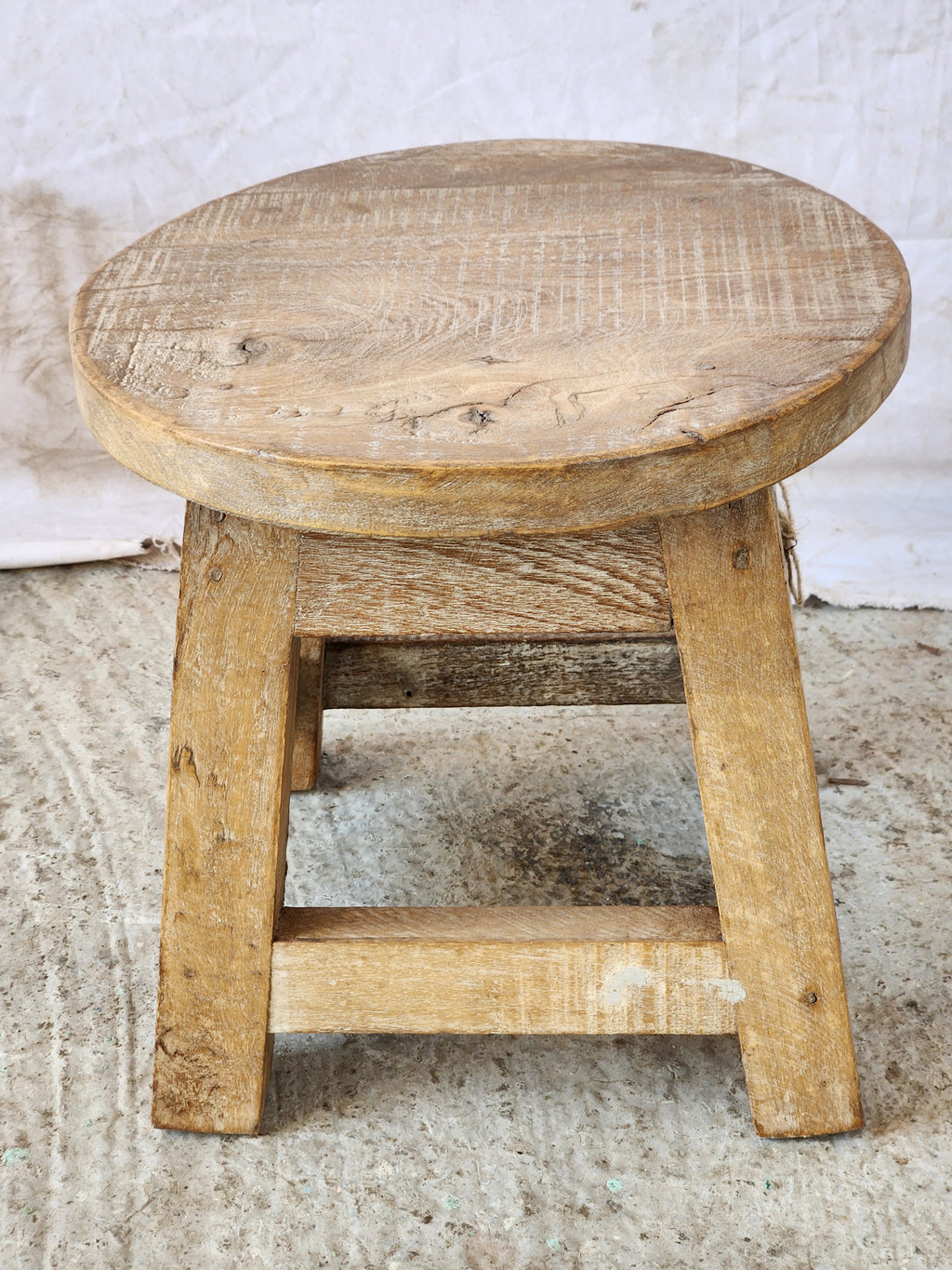 Tabouret ancien en bois massif