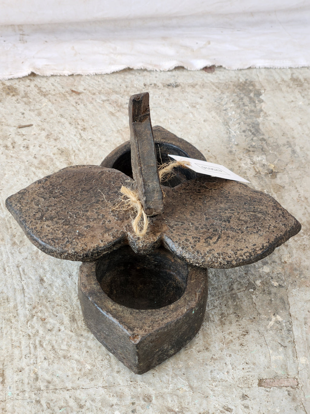 Boîte à épices ancienne en bois sculpté