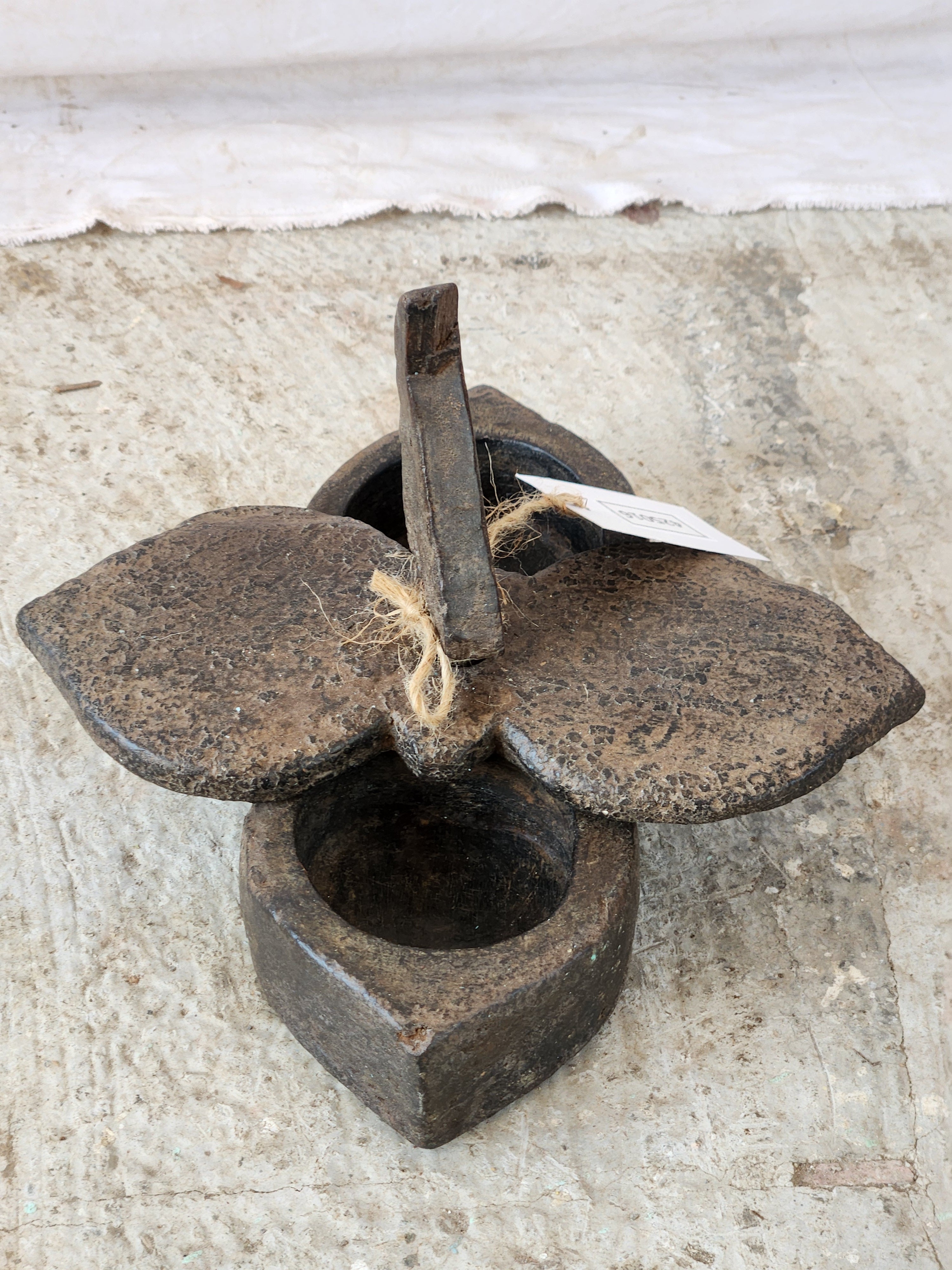 Boîte à épices ancienne en bois sculpté