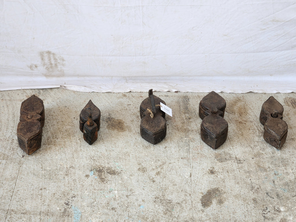 Boîte à épices ancienne en bois sculpté