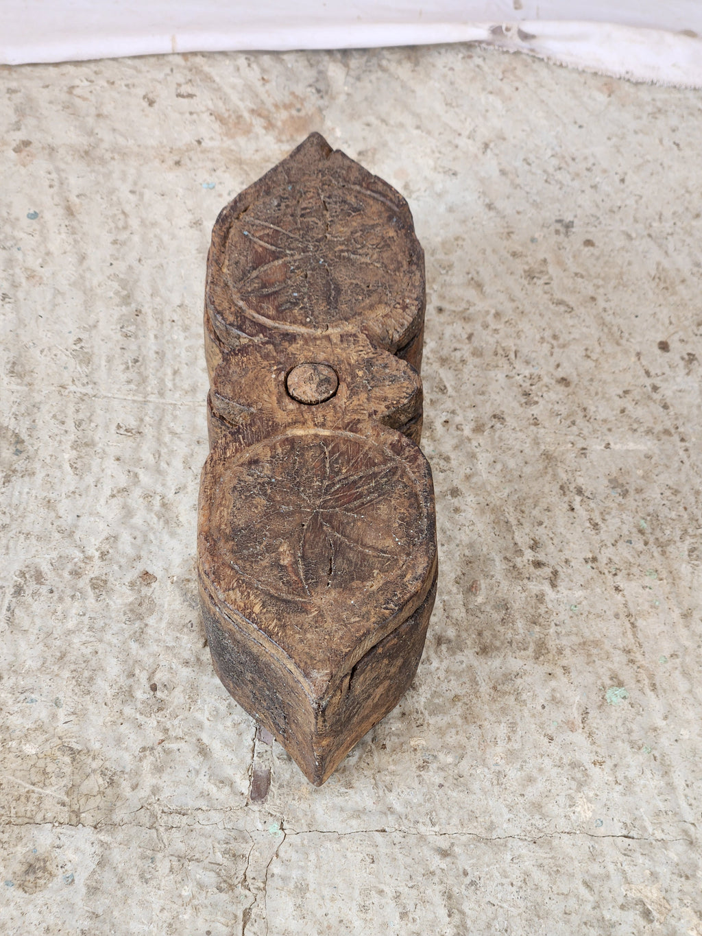 Boîte à épices ancienne en bois sculpté