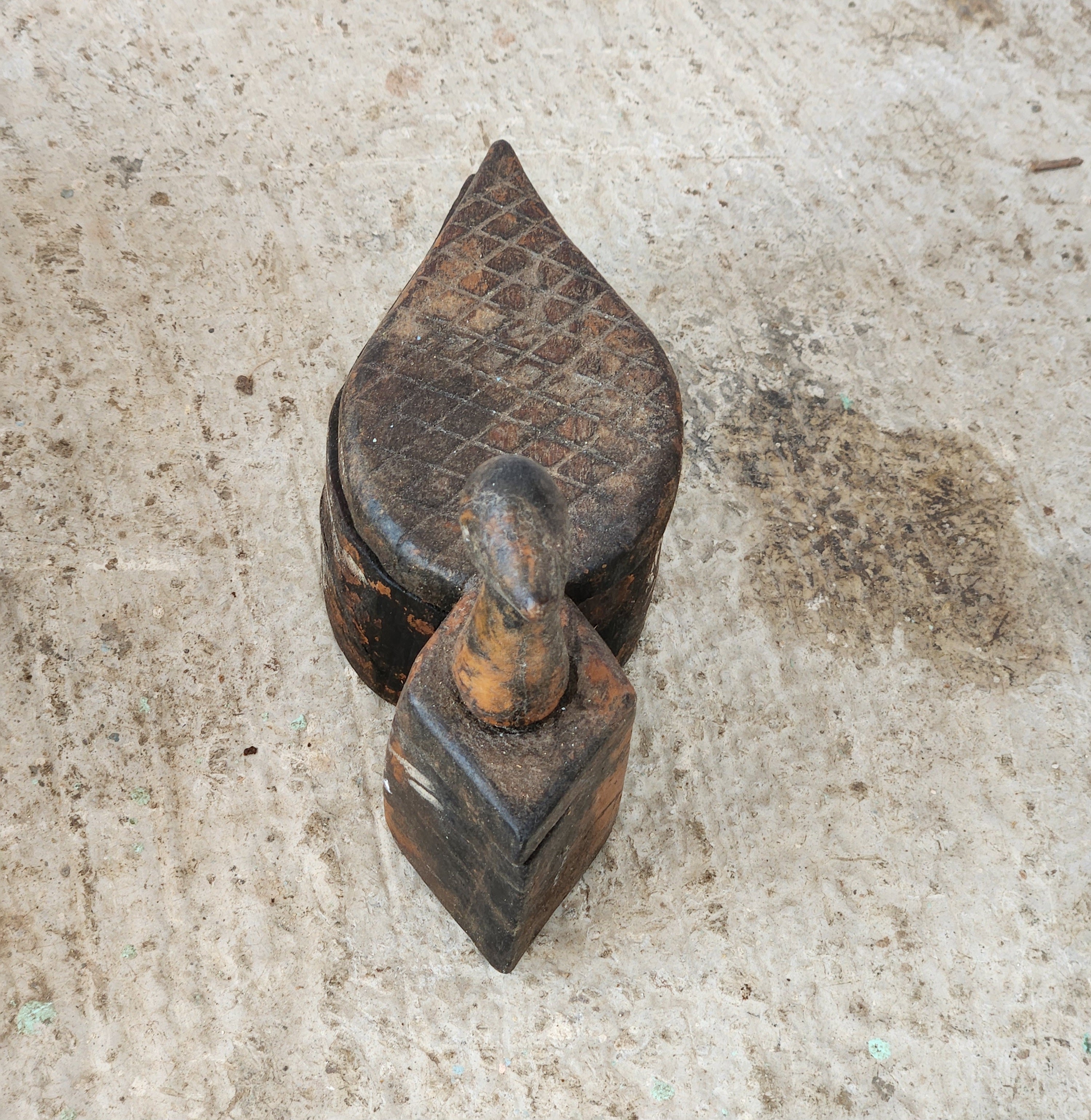 Boîte à épices ancienne en bois sculpté