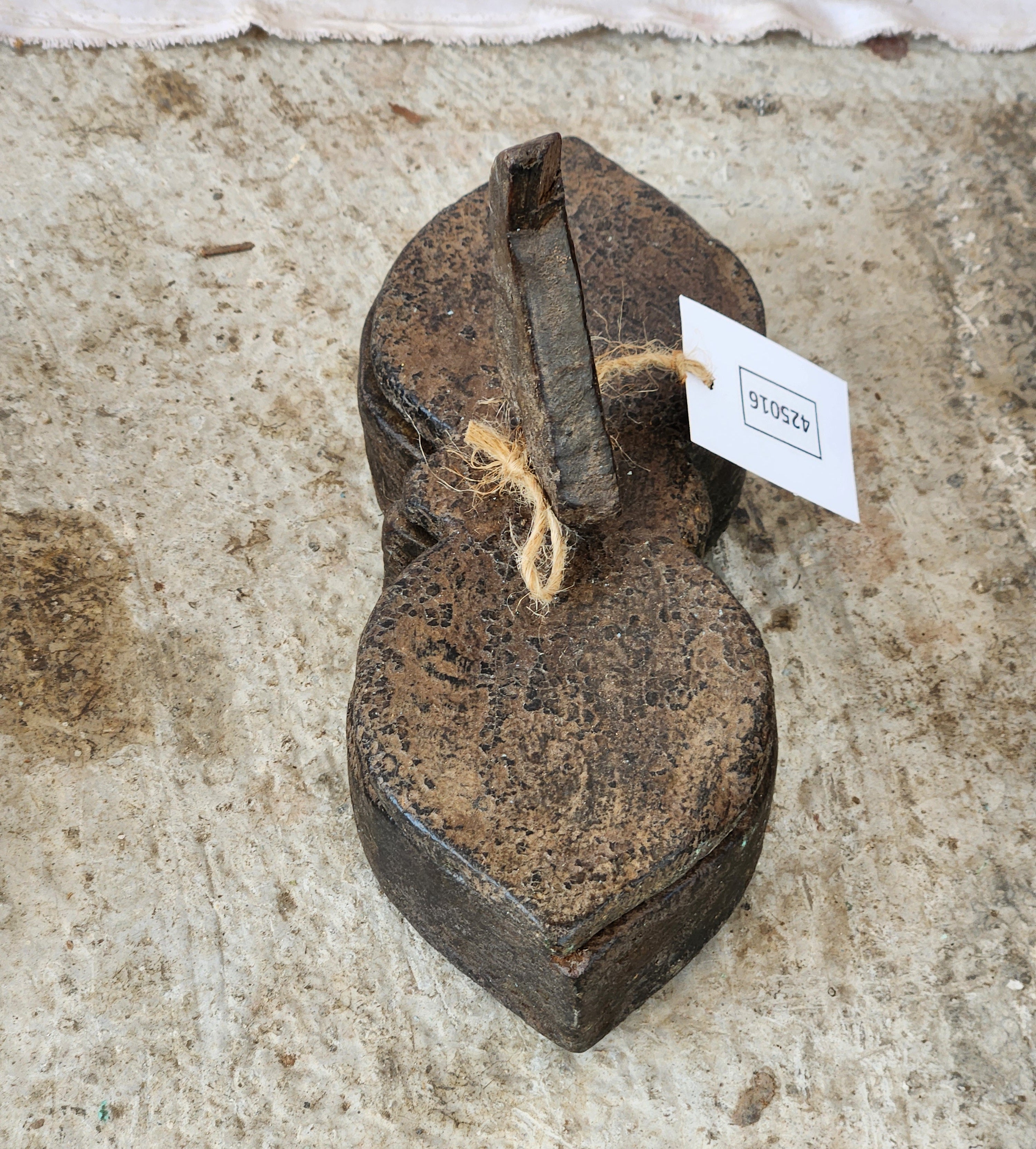 Boîte à épices ancienne en bois sculpté