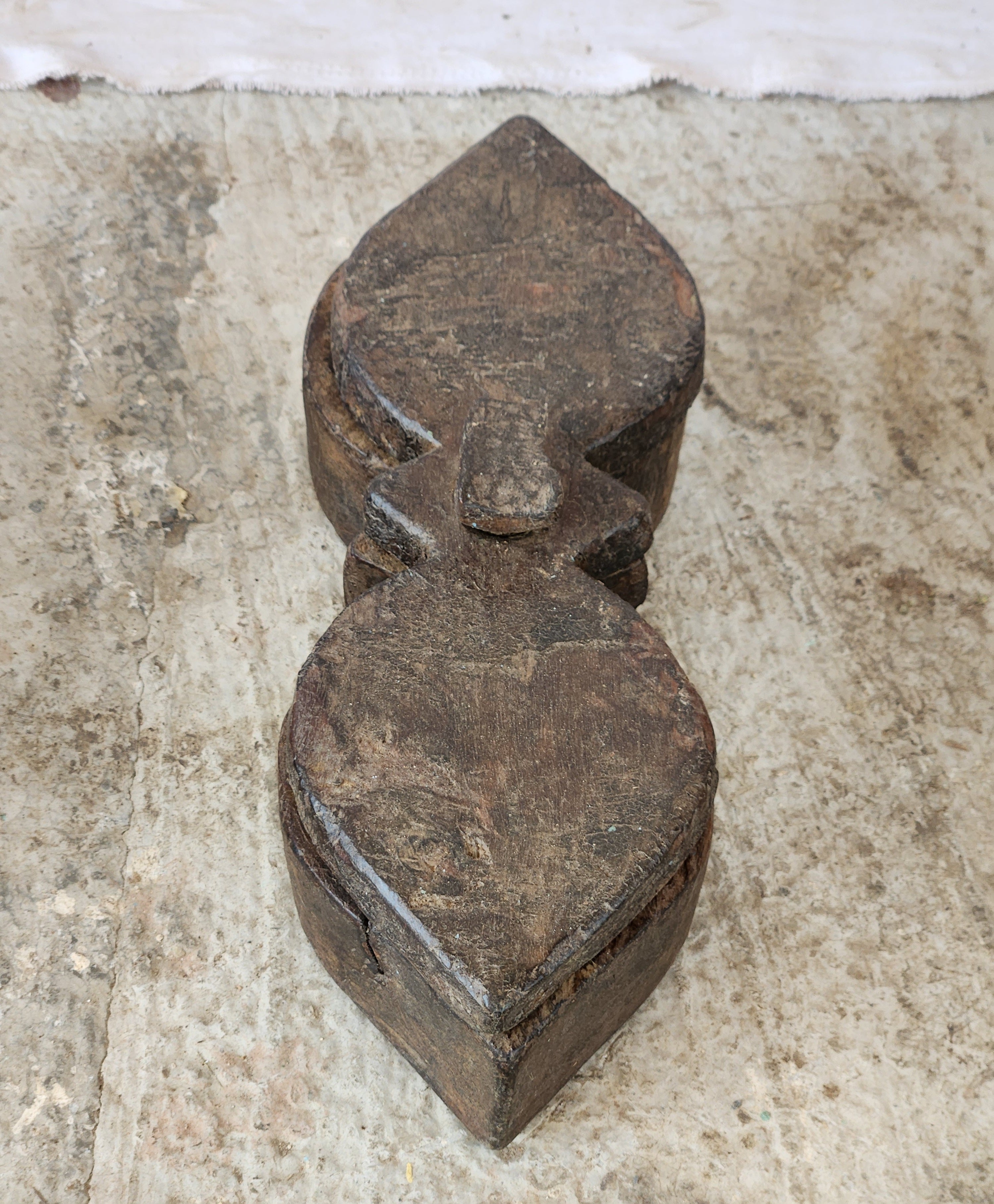 Boîte à épices ancienne en bois sculpté