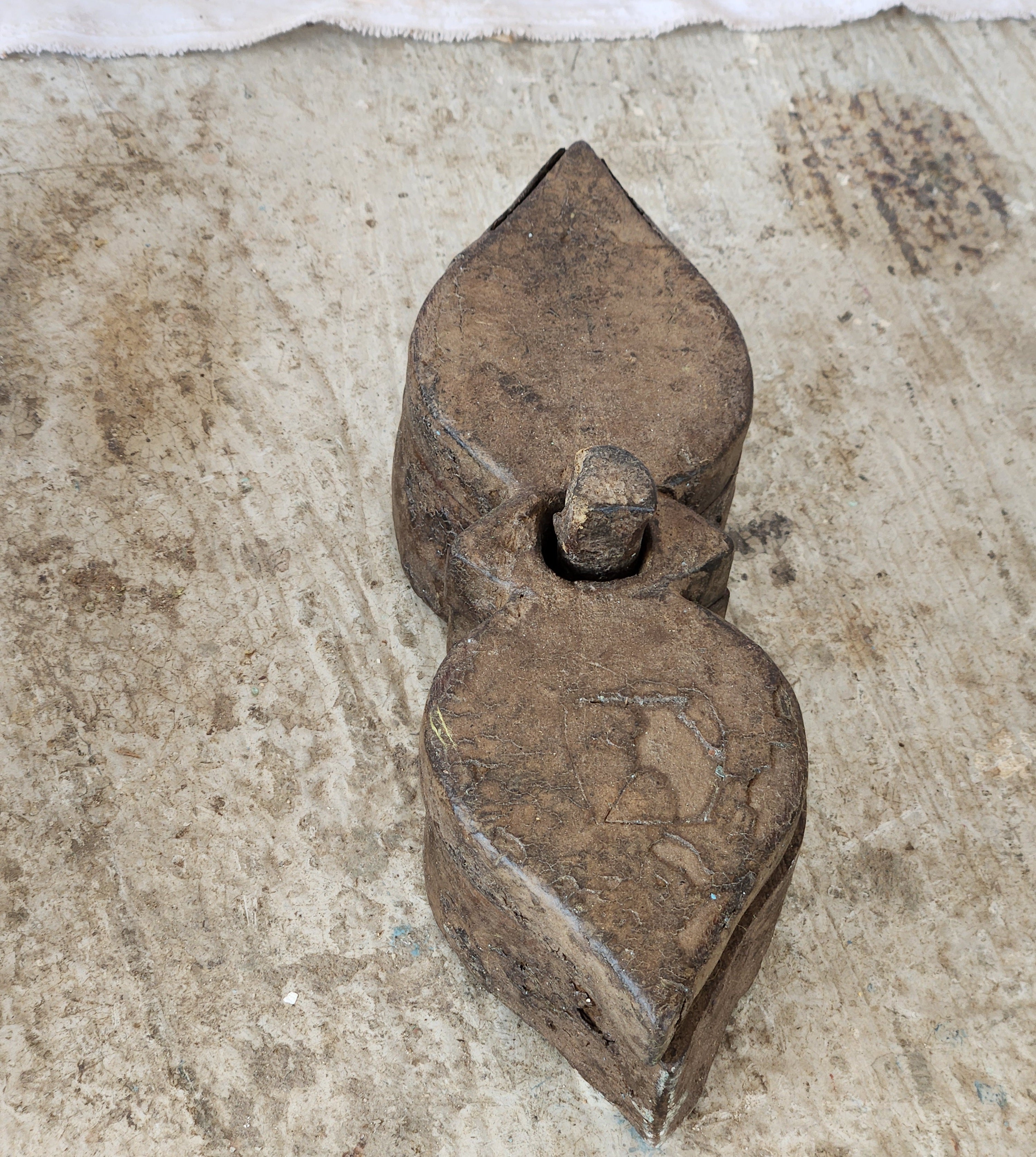 Boîte à épices ancienne en bois sculpté