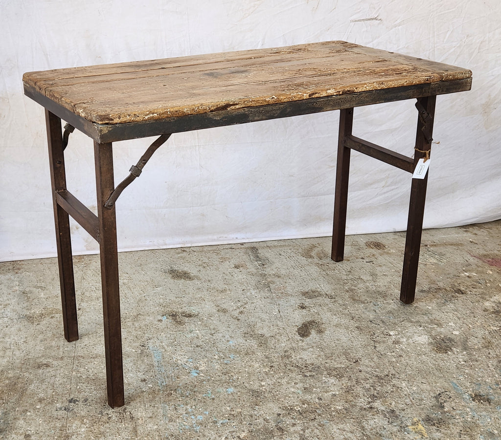 Ancienne table pliante d’atelier en bois et métal