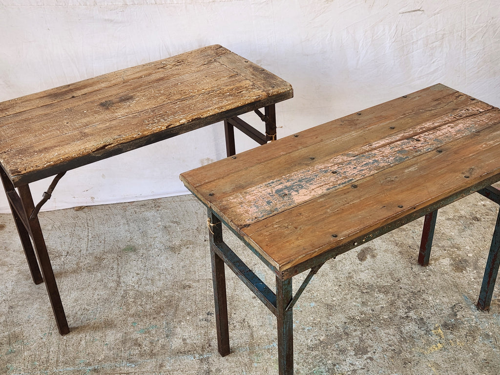 Ancienne table pliante d’atelier en bois et métal