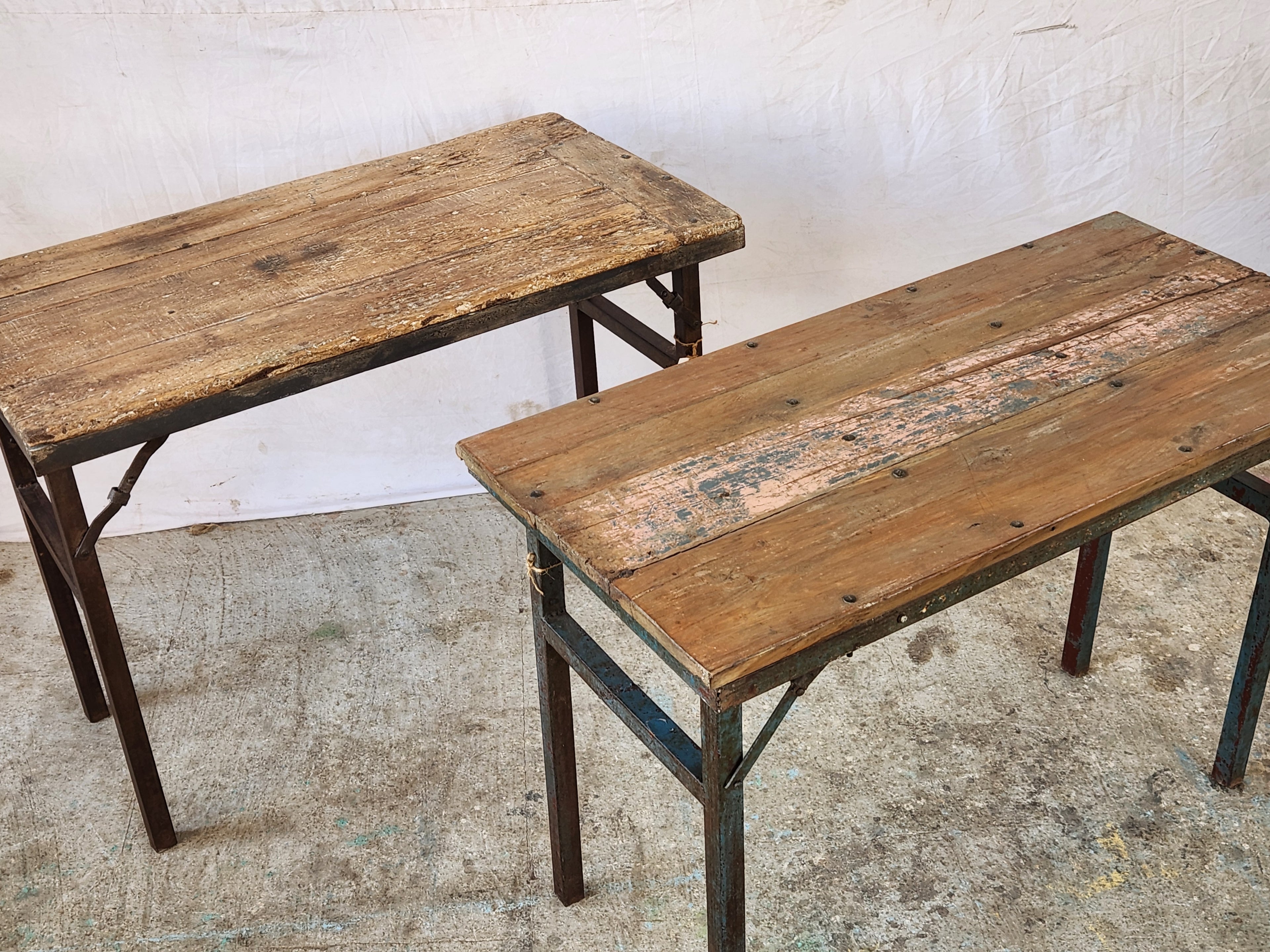 Ancienne table pliante d’atelier en bois et métal