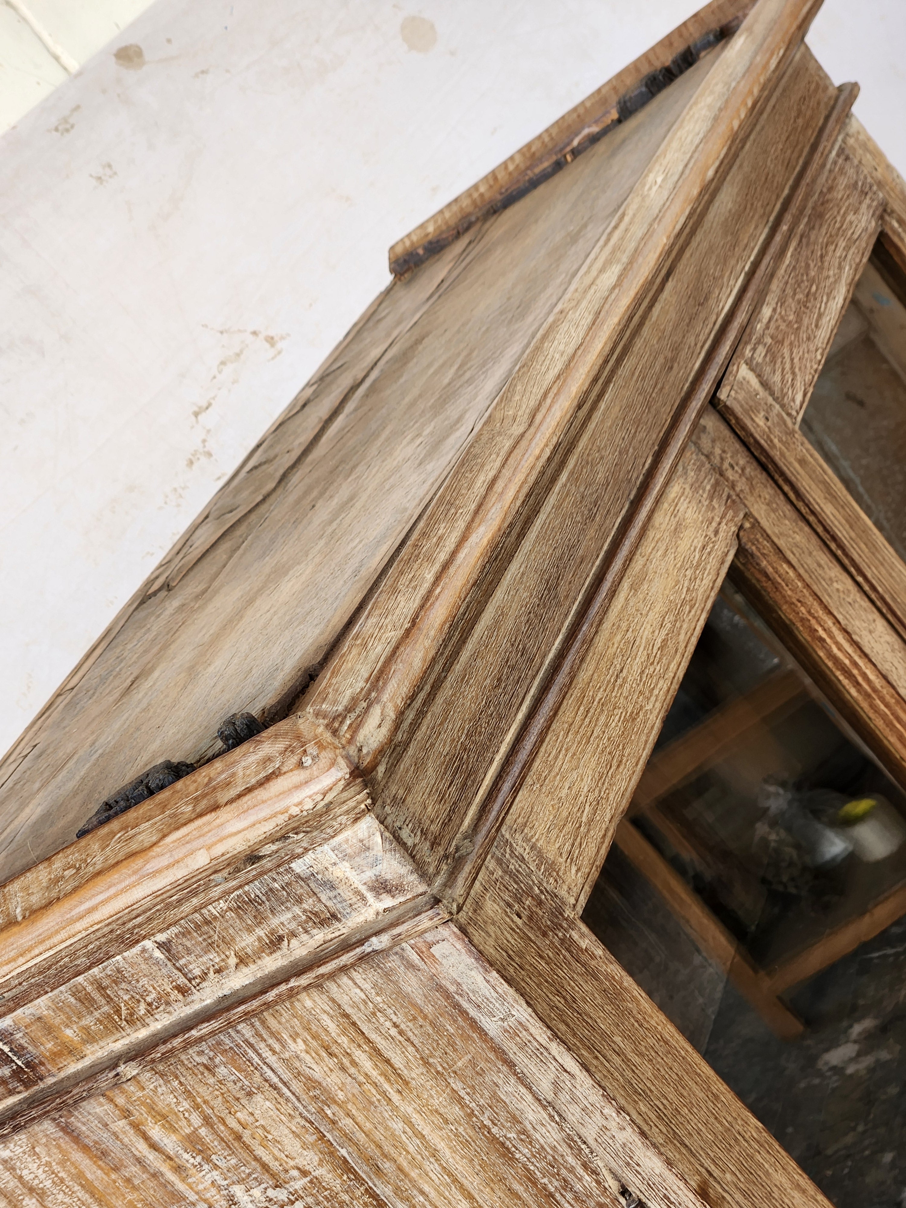 Vitrine ancienne en bois patiné avec tiroirs