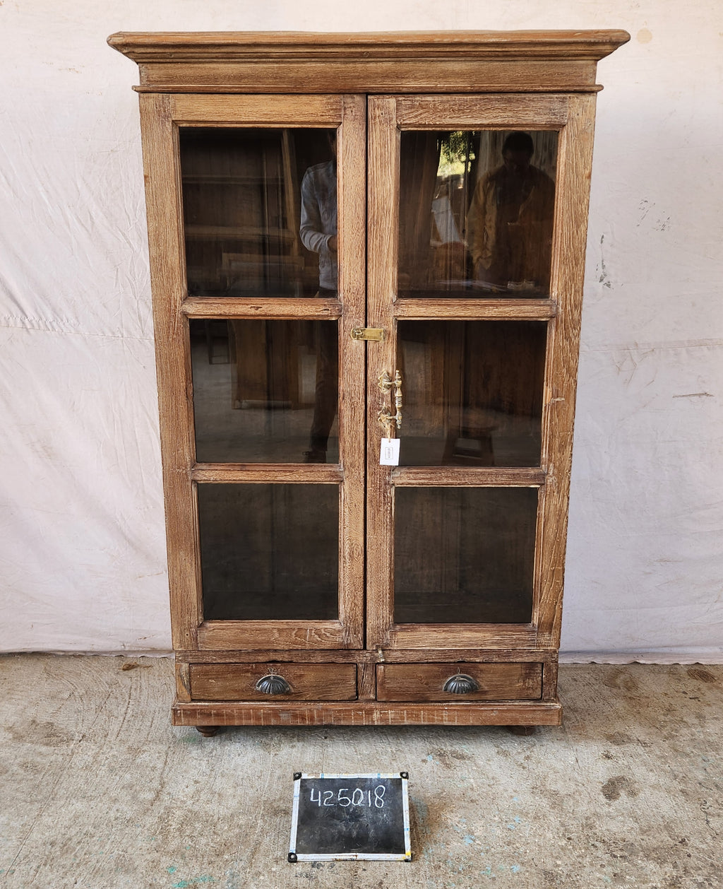 Vitrine ancienne en bois patiné avec tiroirs