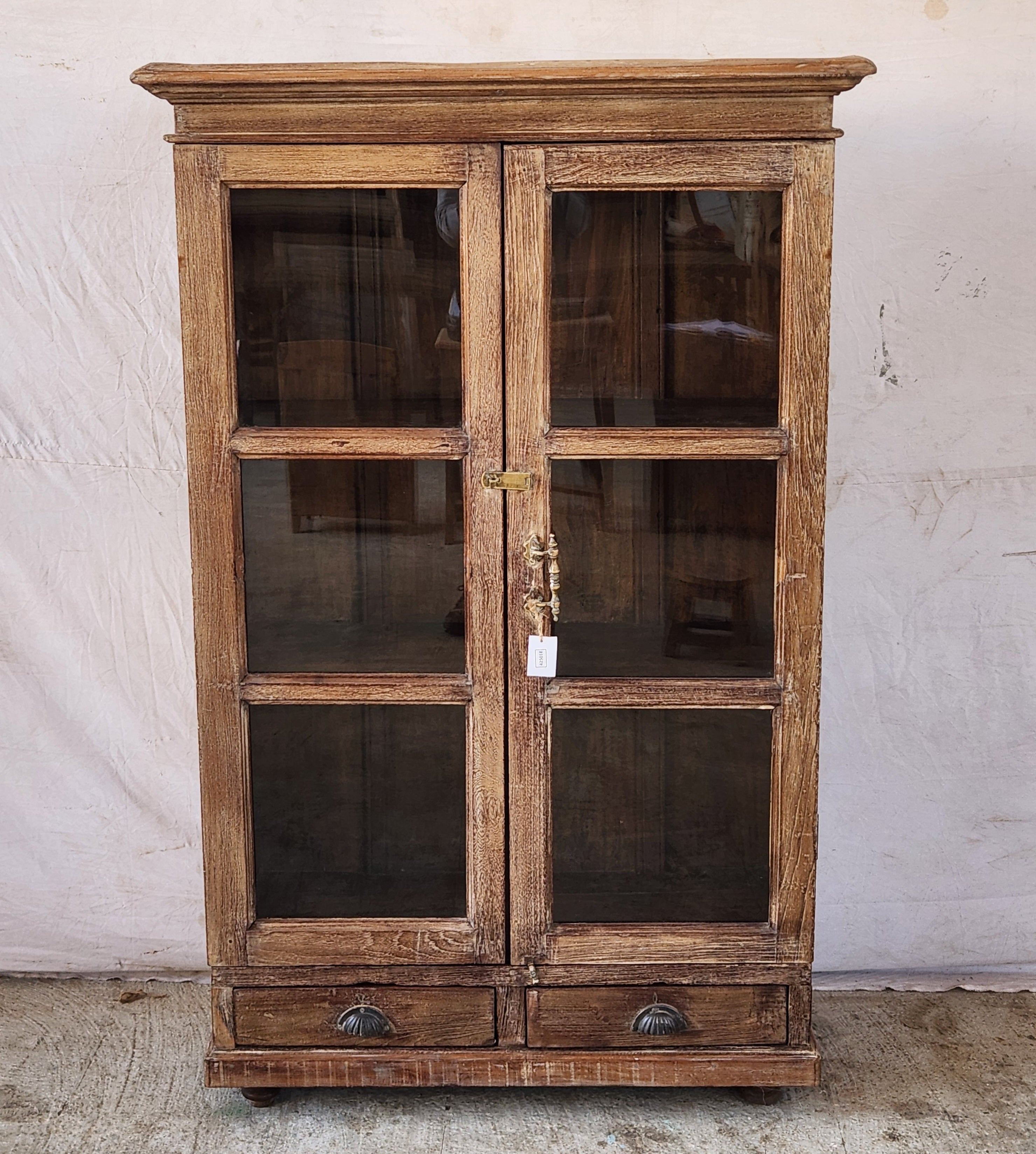 Armoire ancienne vitrée en bois patiné