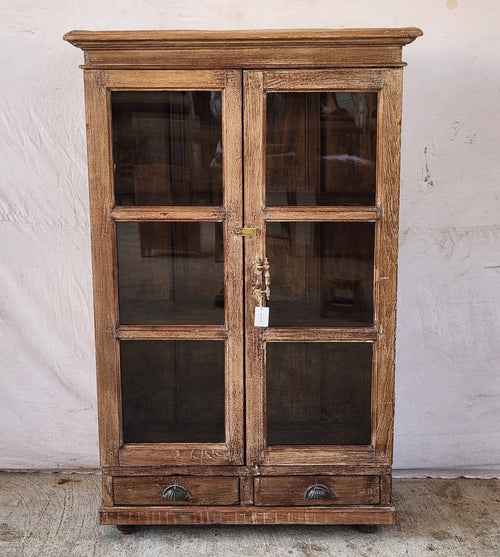 Armoire ancienne vitrée en bois patiné