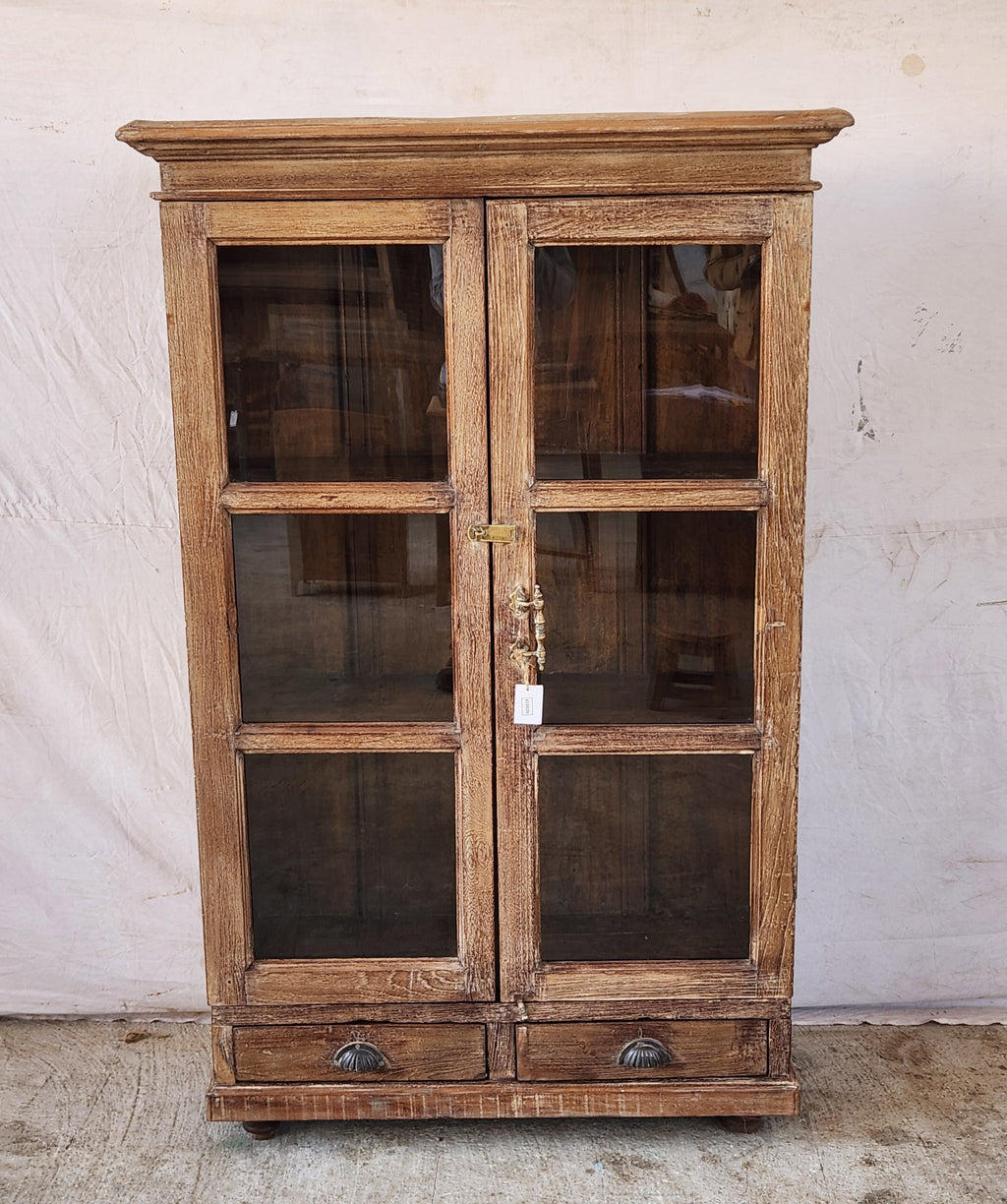 Vitrine ancienne en bois patiné avec tiroirs