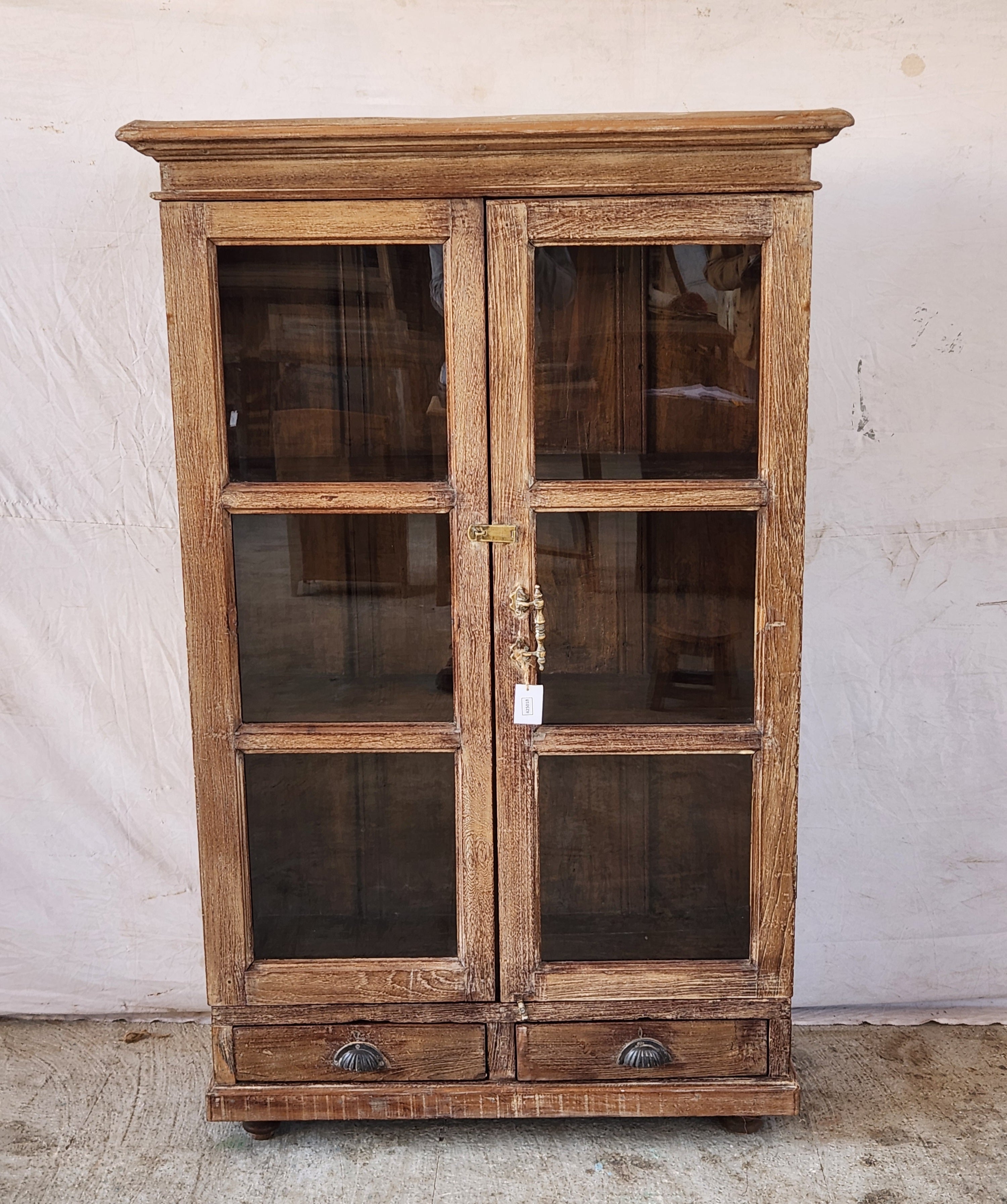 Vitrine ancienne en bois patiné avec tiroirs