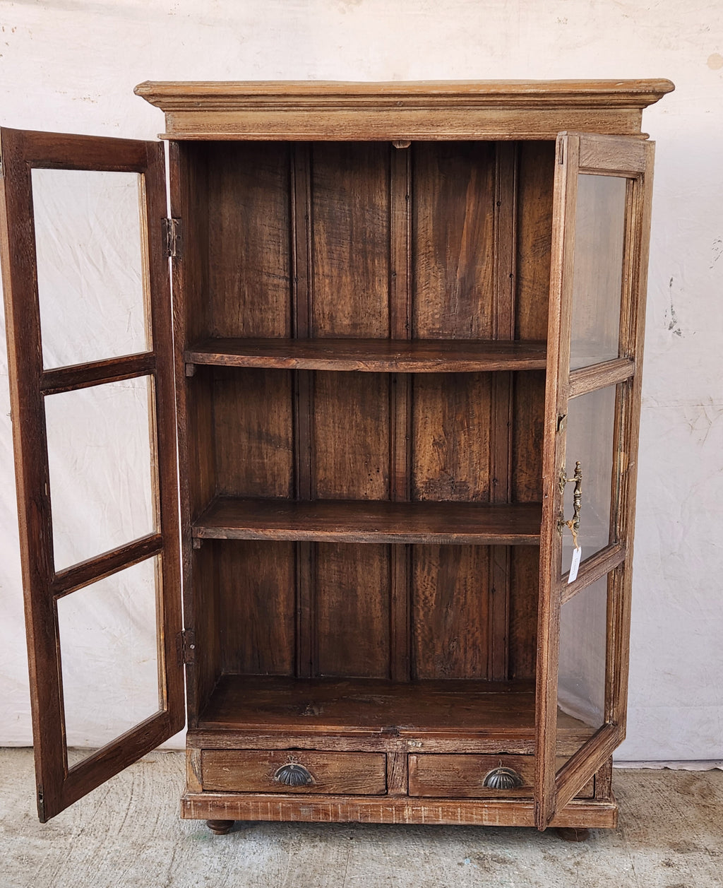 Vitrine ancienne en bois patiné avec tiroirs