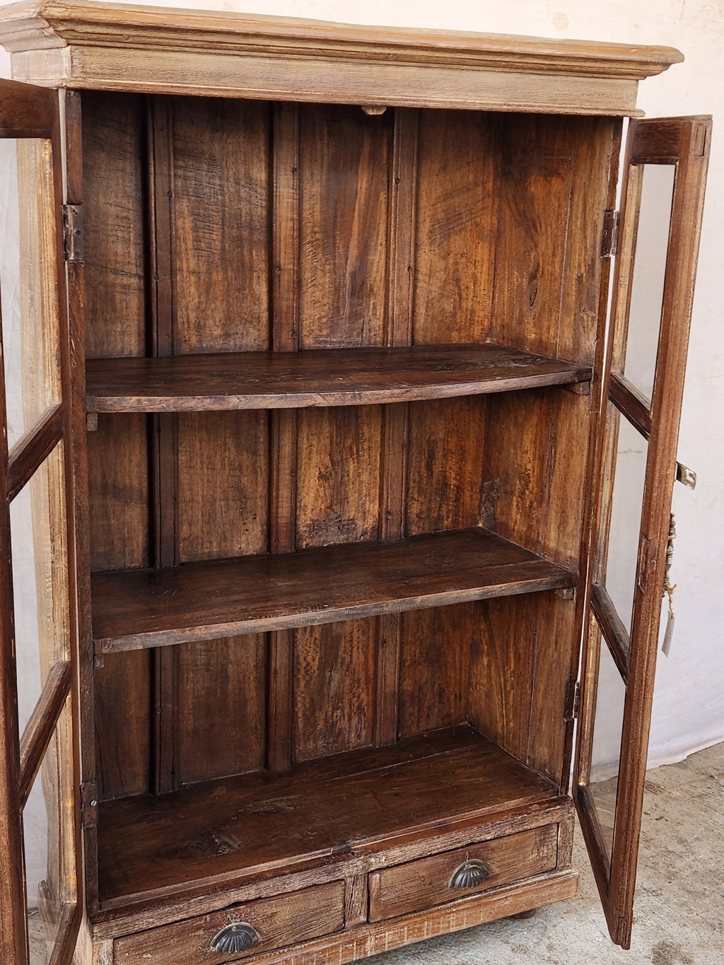 Vitrine ancienne en bois patiné avec tiroirs