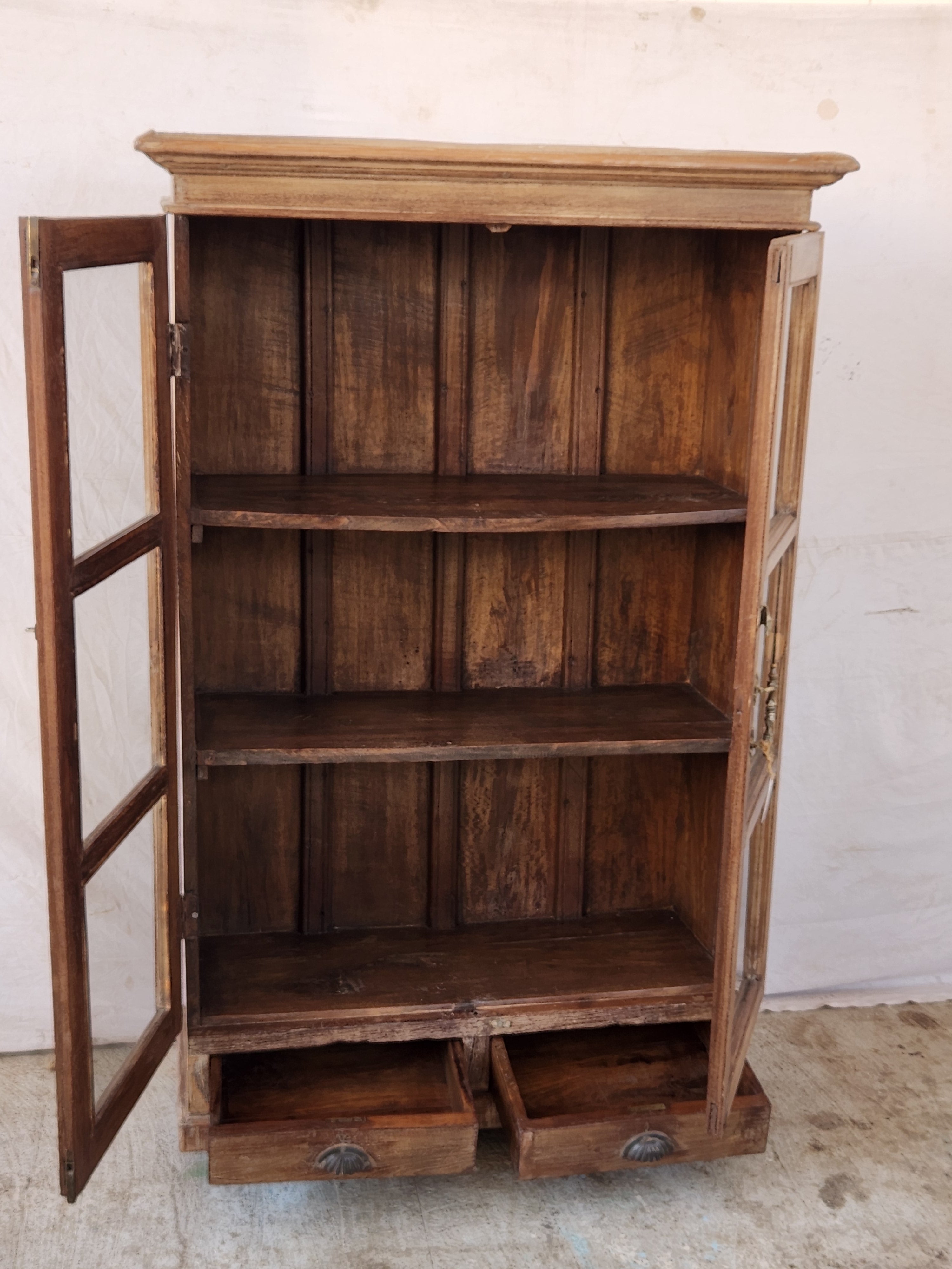 Vitrine ancienne en bois patiné avec tiroirs