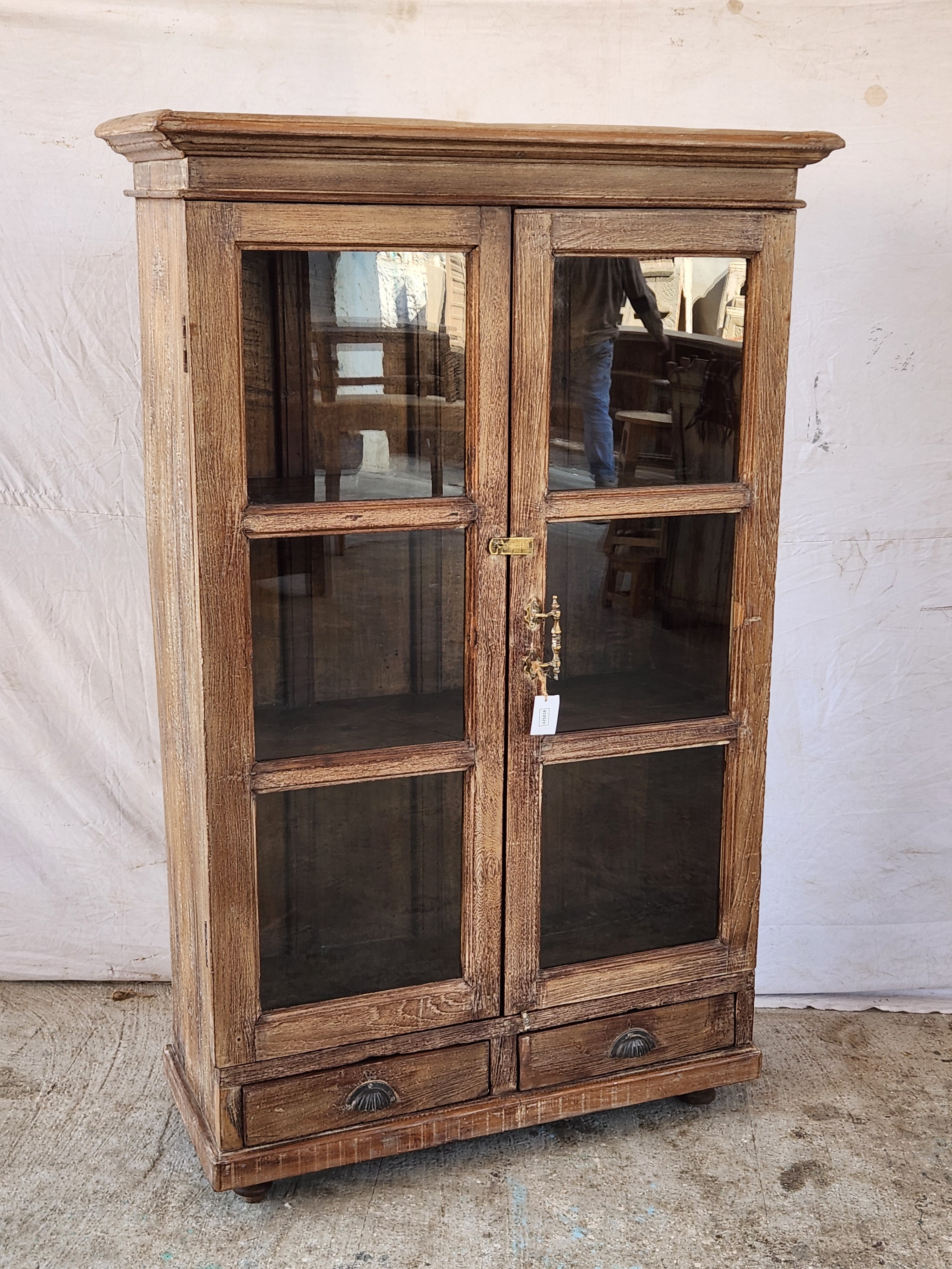 Vitrine ancienne en bois patiné avec tiroirs