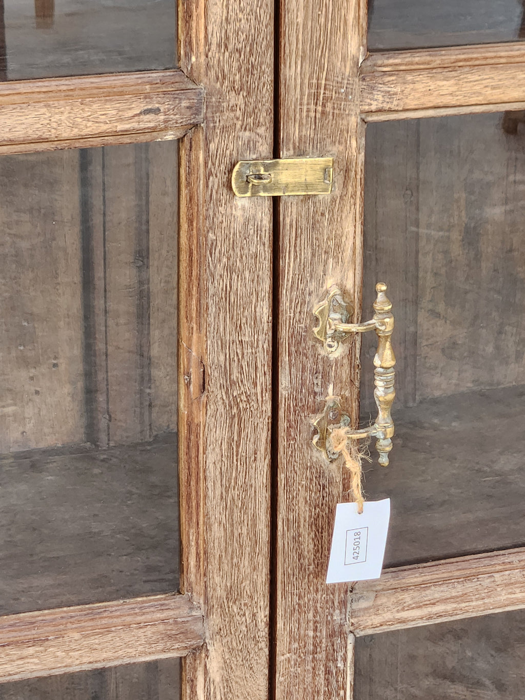 Armoire ancienne vitrée en bois patiné