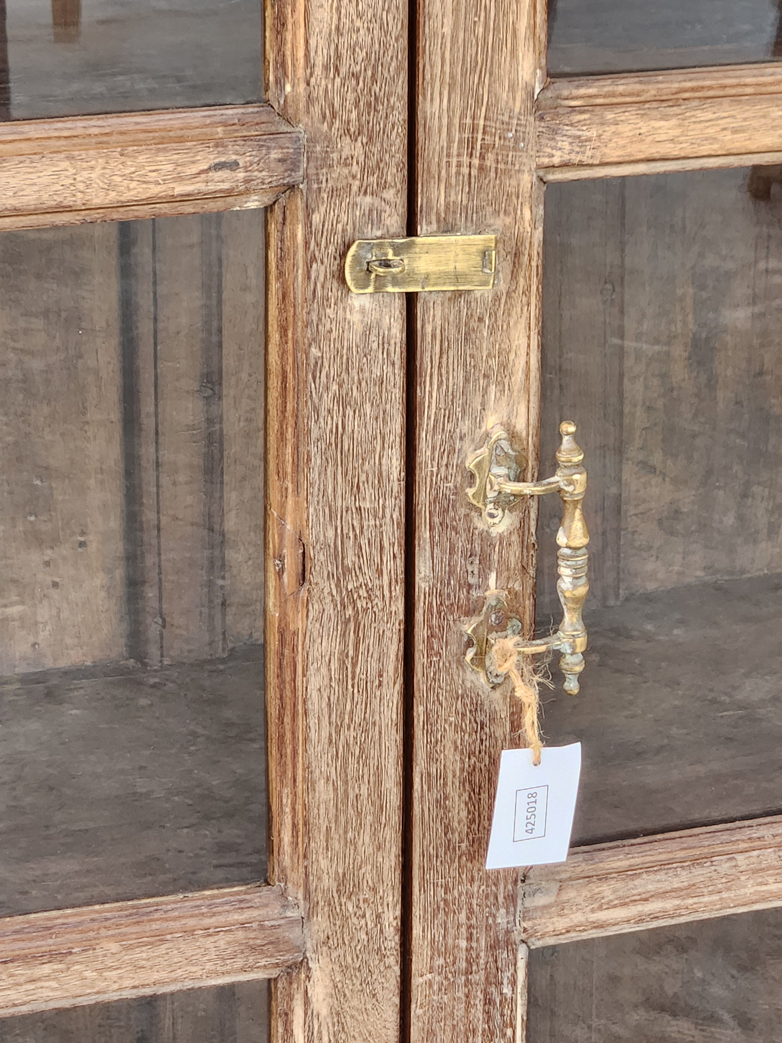 Armoire ancienne vitrée en bois patiné