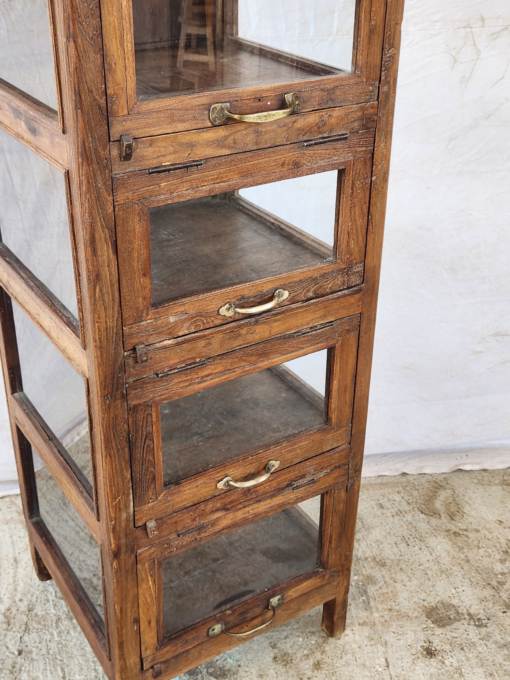 Vitrine ancienne haute en bois patiné à compartiments